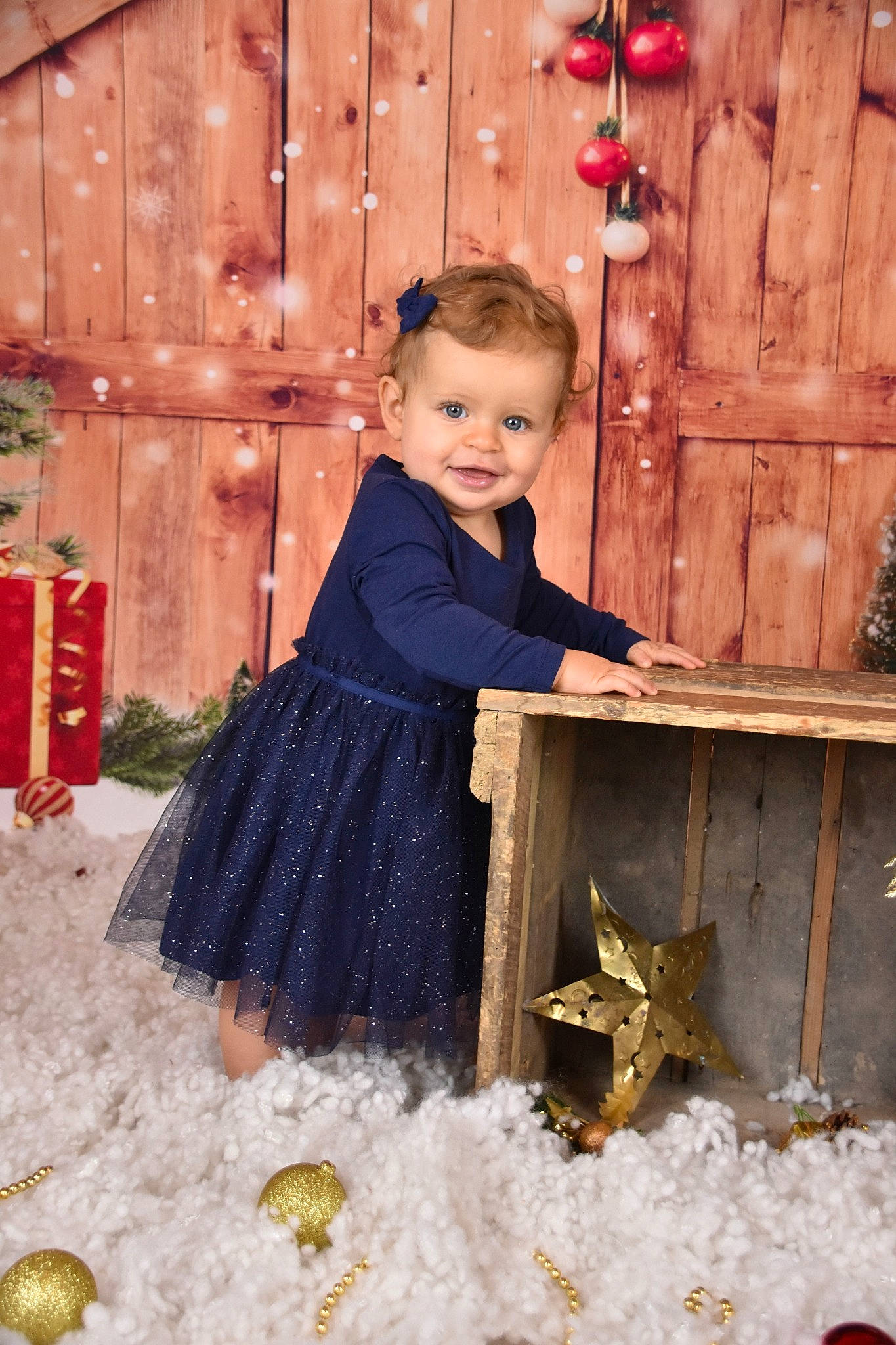 Léana participe au concours pour gagner de l'argent avec cette photo : baby_toddler_clothing, child, christmas, christmas_ornament, dress, event, eye, freezing, fun, happy, holiday, joy, lighting, pattern, people_in_nature, person, red, standing, toddler, tradition
