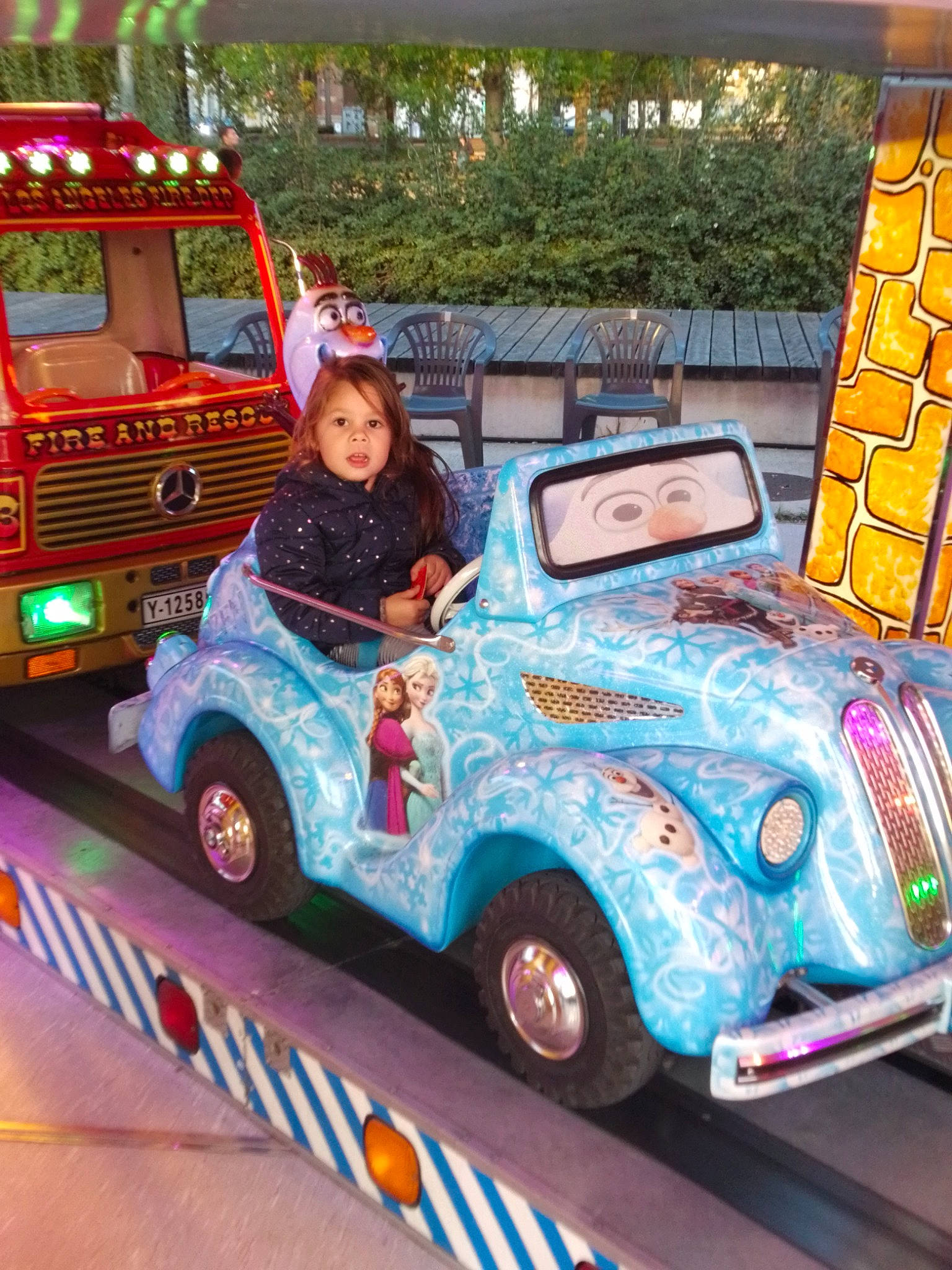 Jade a rejoint le concours — aidez-le/la à gagner de superbes lots ! automotive_design, automotive_exterior, automotive_tire, automotive_wheel_system, car, classic, classic_car, fun, jacket, mode_of_transport, motor_vehicle, person, photograph, pink, plant, sunglasses, tire, toddler, tree, vehicle