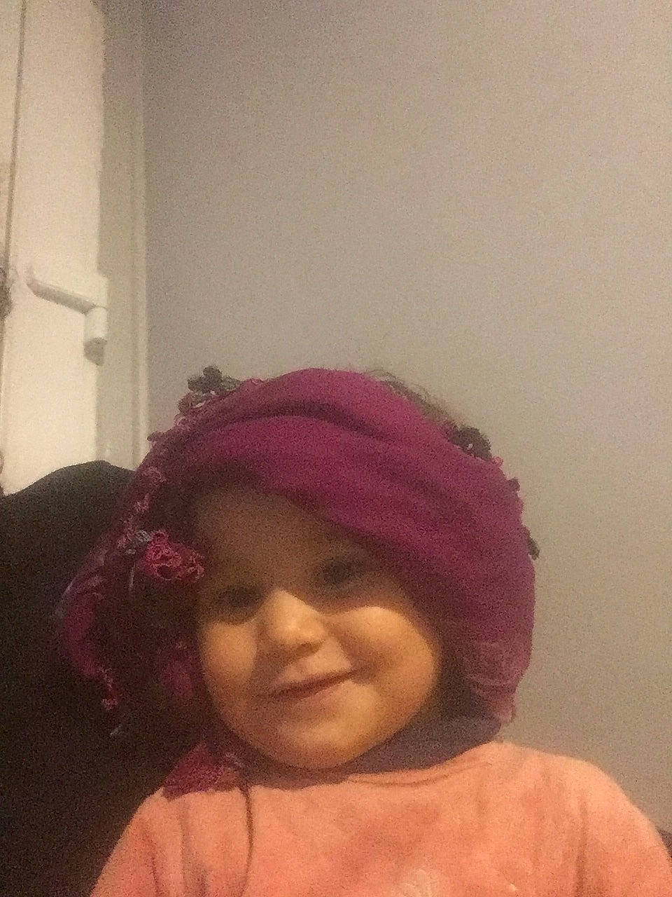 Elif participe au concours pour gagner de l'argent avec cette photo : cap, cheek, clothing, cool, eyebrow, face, happy, headgear, headwear, joy, knit_cap, lip, magenta, nose, person, personal_protective_equipment, pink, selfie, smile, tints_and_shades