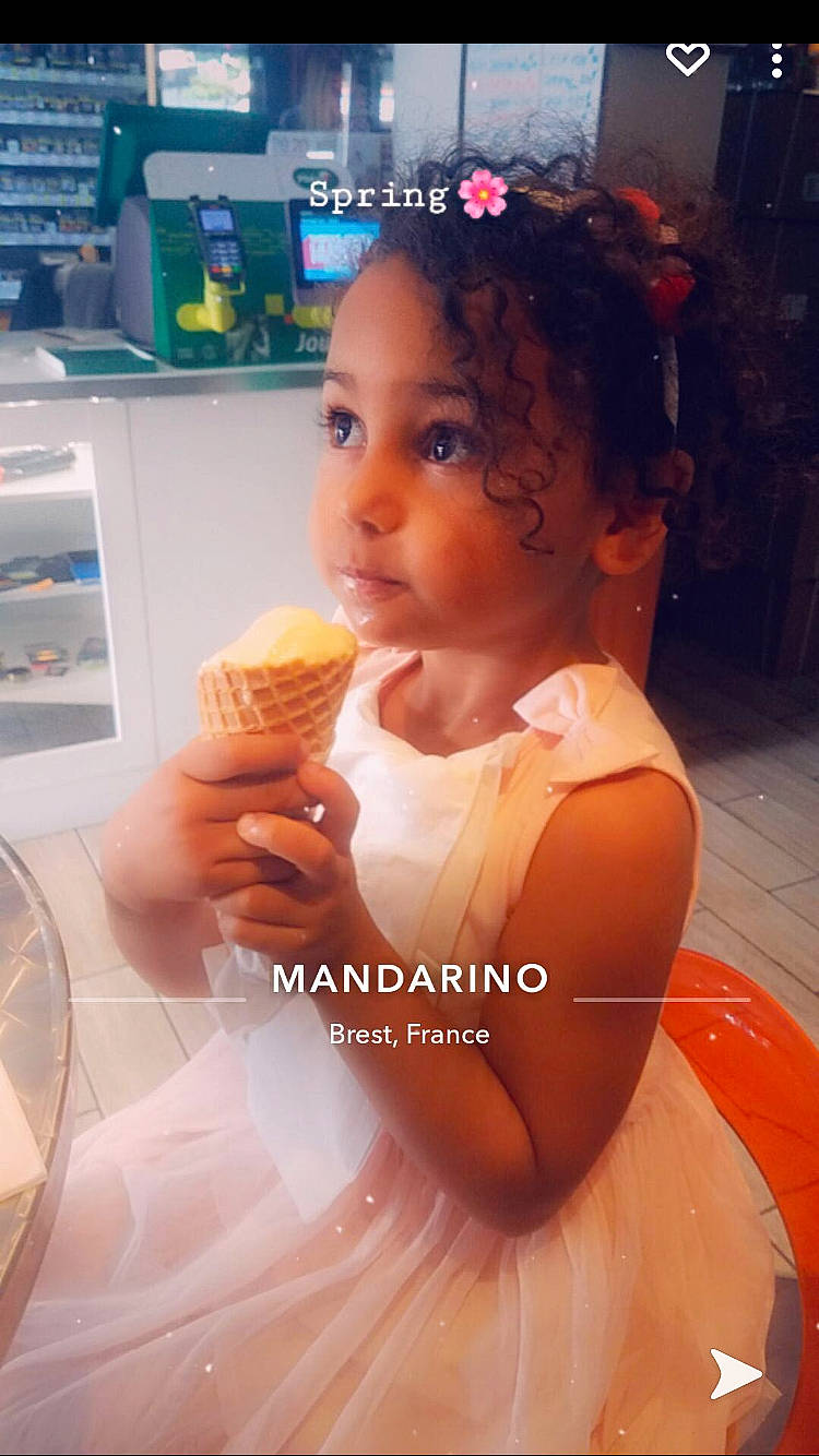 Aya participe au concours pour gagner de l'argent avec cette photo : arm, cuisine, dessert, drink, finger, finger_food, food, food_craving, frozen_dessert, gelato, gesture, happy, ice_cream, ice_cream_cone, ingredient, junk_food, person, standing, sweetness, tableware