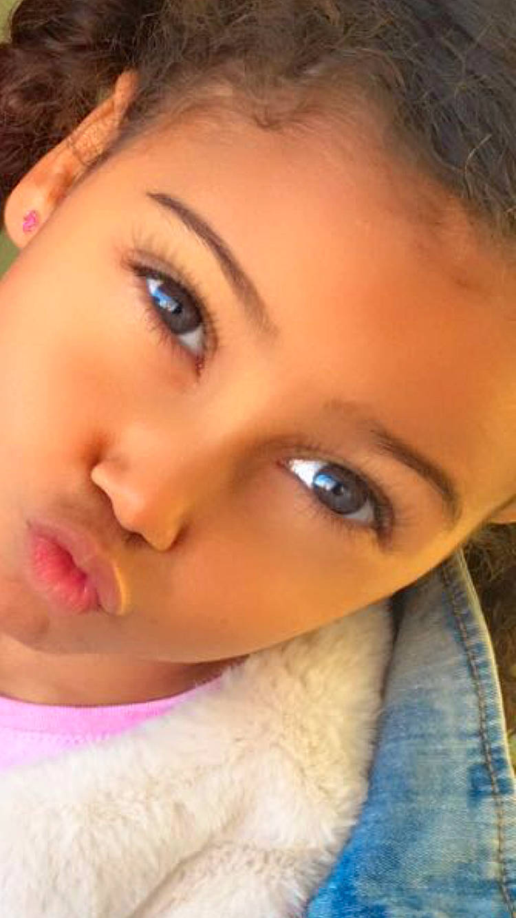 Aya a rejoint le concours — aidez-le/la à gagner de superbes lots ! black_hair, brown_hair, cheek, child, chin, close_up, ear, eyebrow, eyelash, flash_photography, forehead, happy, iris, jaw, lip, long_hair, mouth, neck, nose, person