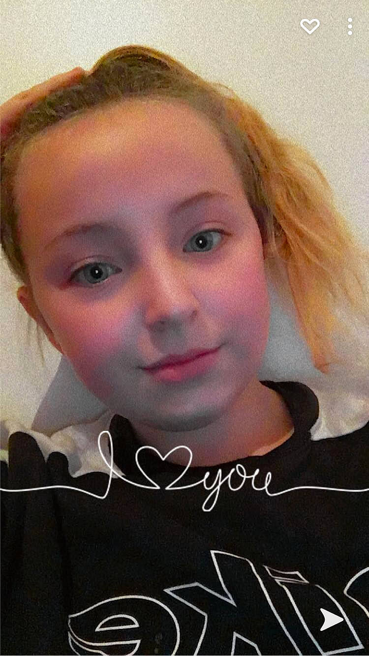 Zoe participe au concours pour gagner de l'argent avec cette photo : autograph, blond, brown_hair, cheek, chin, cool, eye, eyebrow, eyelash, forehead, hair, hairstyle, iris, jaw, lip, neck, person, portrait, portrait_photography, signature