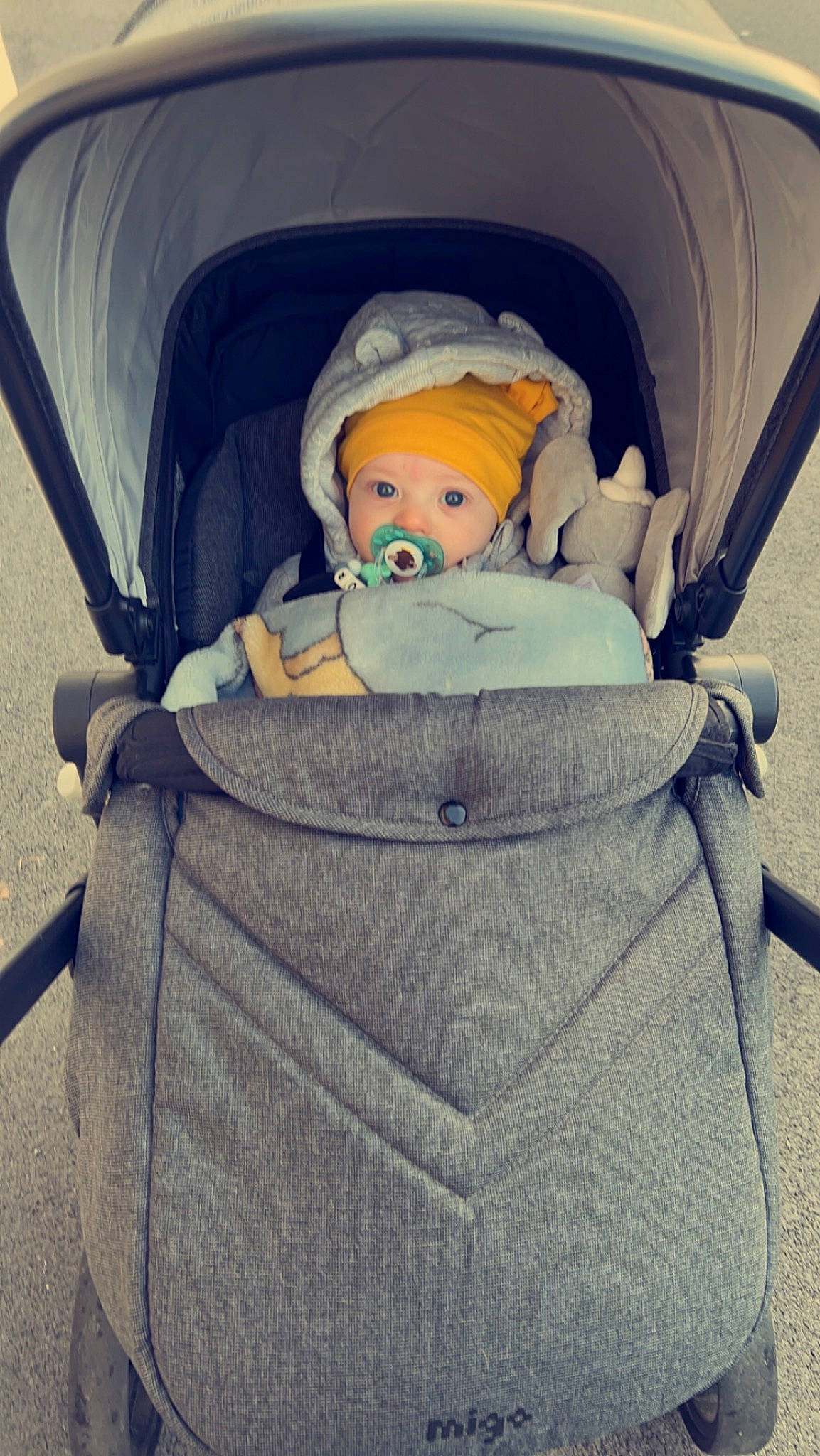 Arthur participe au concours pour gagner de l'argent avec cette photo : auto_part, baby, baby_carriage, baby_products, baby_safety, baby_sleeping, baby_toddler_clothing, bag, car_seat, comfort, doll, electric_blue, headwear, infant_bed, person, product, stuffed_toy, tints_and_shades, toddler, toy