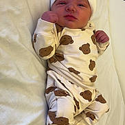 Gabriel participe au concours pour gagner de l'argent avec cette photo : newborn, baby, infant, bed, blanket, white_hat, bear_print, clothing, socks, cute, lying_down, person, child, sleepwear, soft, cozy, indoors, resting, small_hands, facial_expression