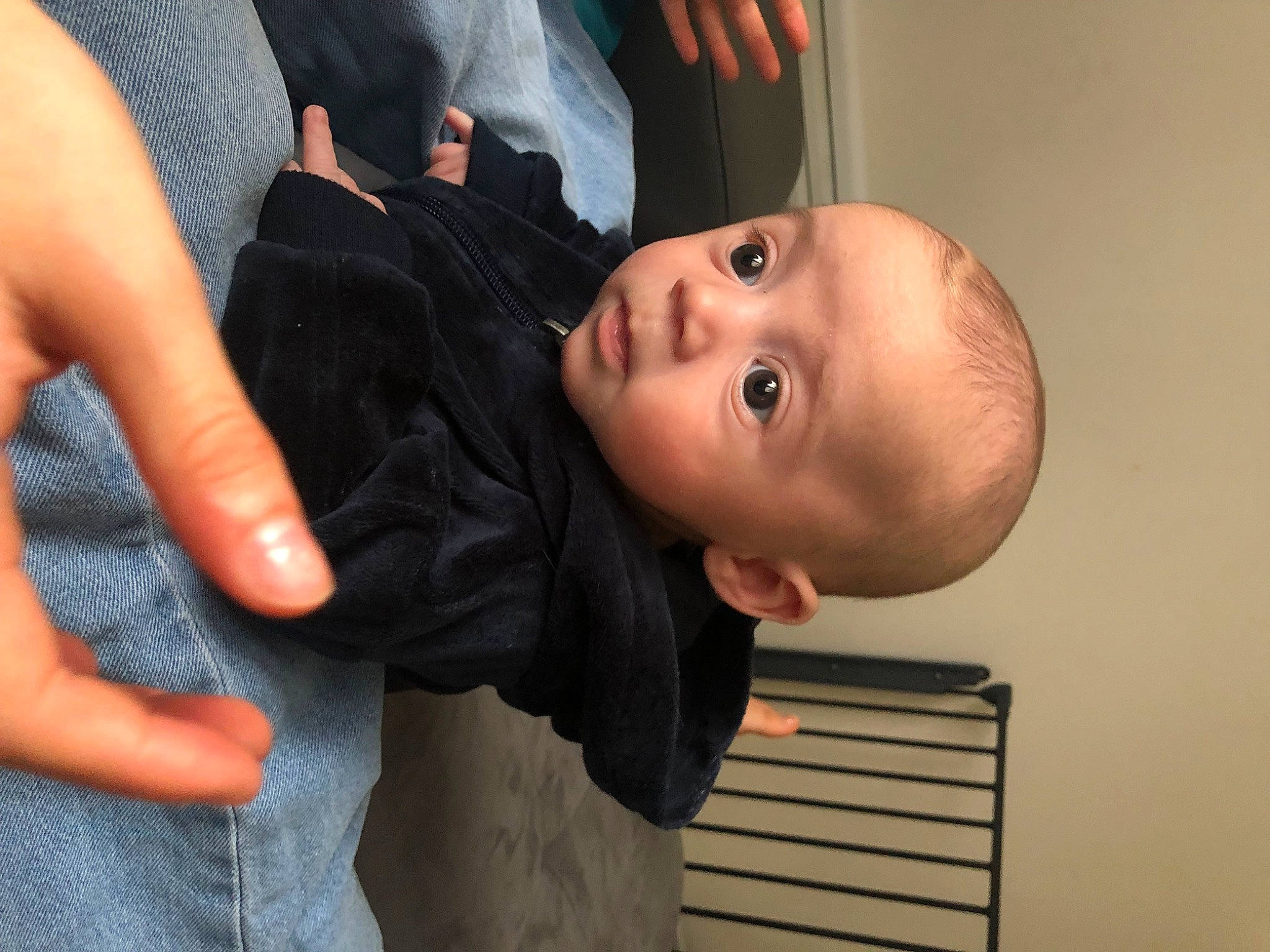 Léandro a rejoint le concours — aidez-le/la à gagner de superbes lots ! baby, baby_toddler_clothing, cheek, child, clothing, finger, flash_photography, fun, gesture, happy, lip, mouth, nail, nose, person, skin, sleeve, smile, thumb, toddler