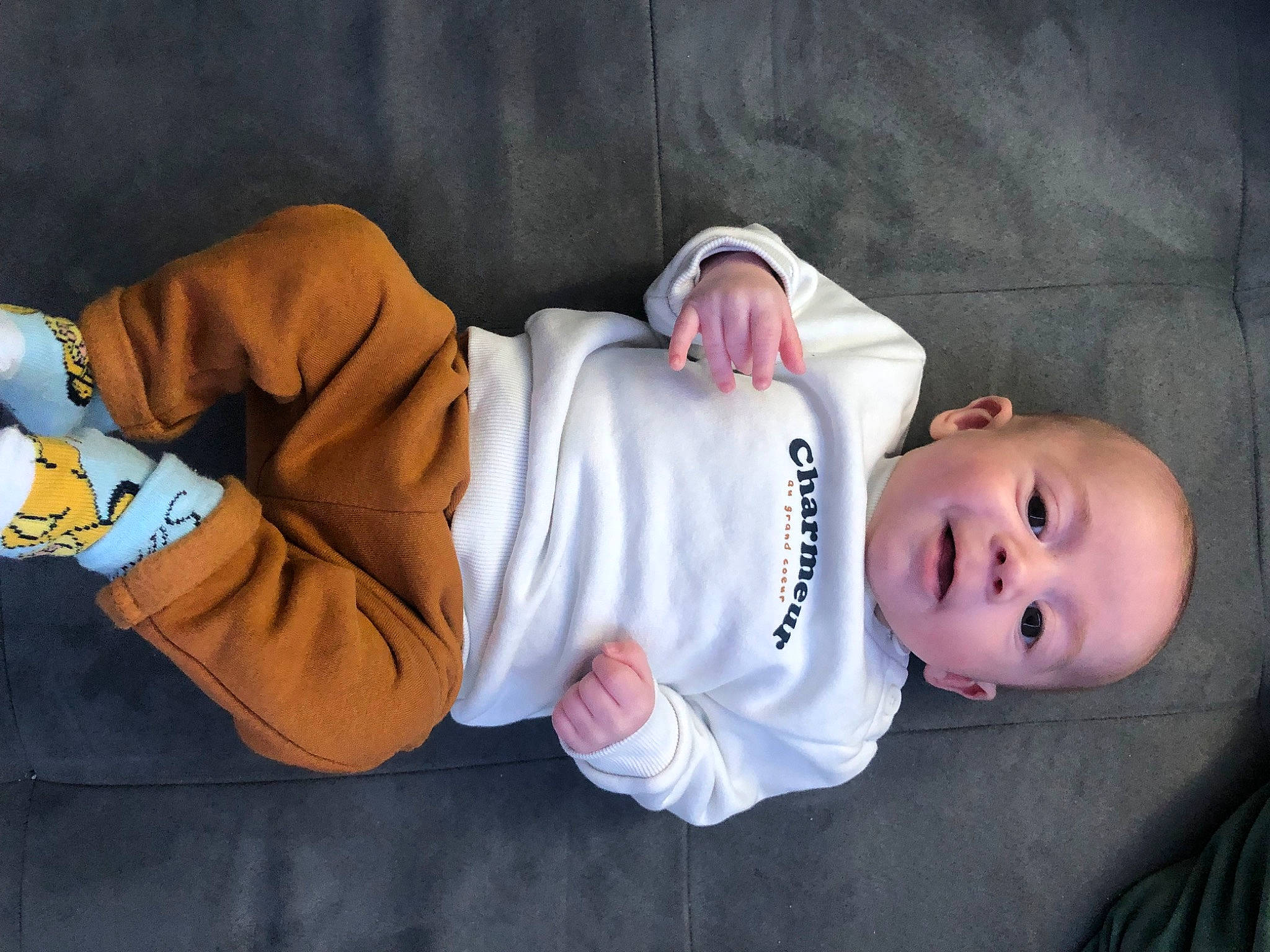 Léandro a rejoint le concours — aidez-le/la à gagner de superbes lots ! baby, baby_products, baby_toddler_clothing, cheek, child, comfort, elbow, hat, headgear, human_leg, nap, person, portrait_photography, room, sitting, sleep, sleeve, t_shirt, toddler, tree