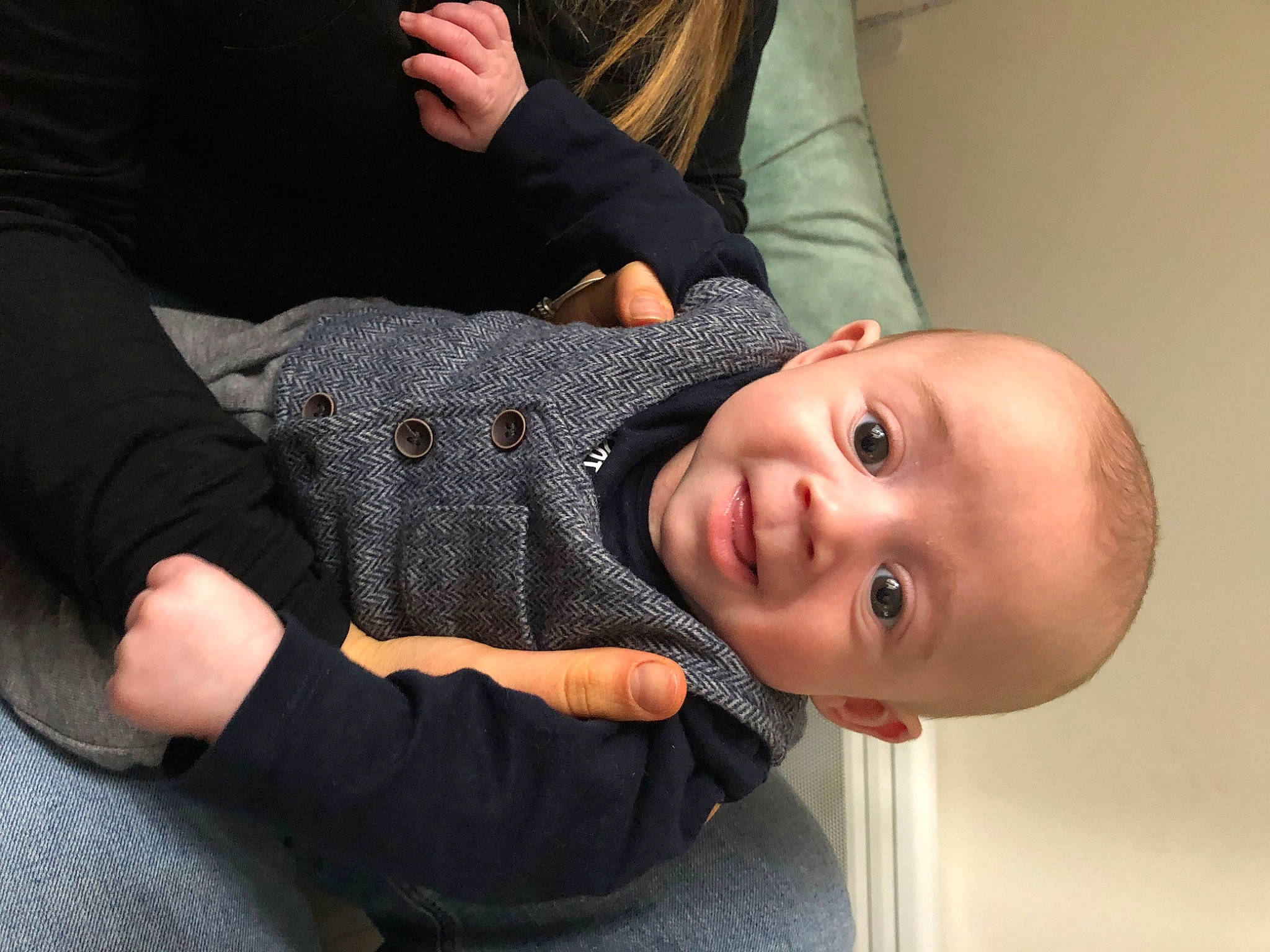 Léandro a rejoint le concours — aidez-le/la à gagner de superbes lots ! baby_toddler_clothing, cheek, child, collar, comfort, elbow, eyelash, finger, gesture, hand, happy, mouth, nail, neck, nose, person, sleeve, smile, thumb, toddler