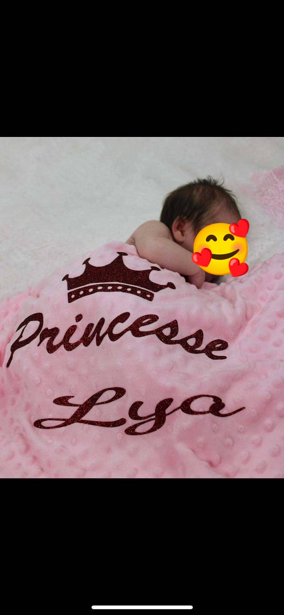 Lya participe au concours pour gagner de l'argent avec cette photo : baby, baby_products, baby_toddler_clothing, cake, child, font, happy, icing, linens, magenta, pattern, person, pink, sitting, stuffed_toy, sweetness, t_shirt, teddy_bear, textile, toddler