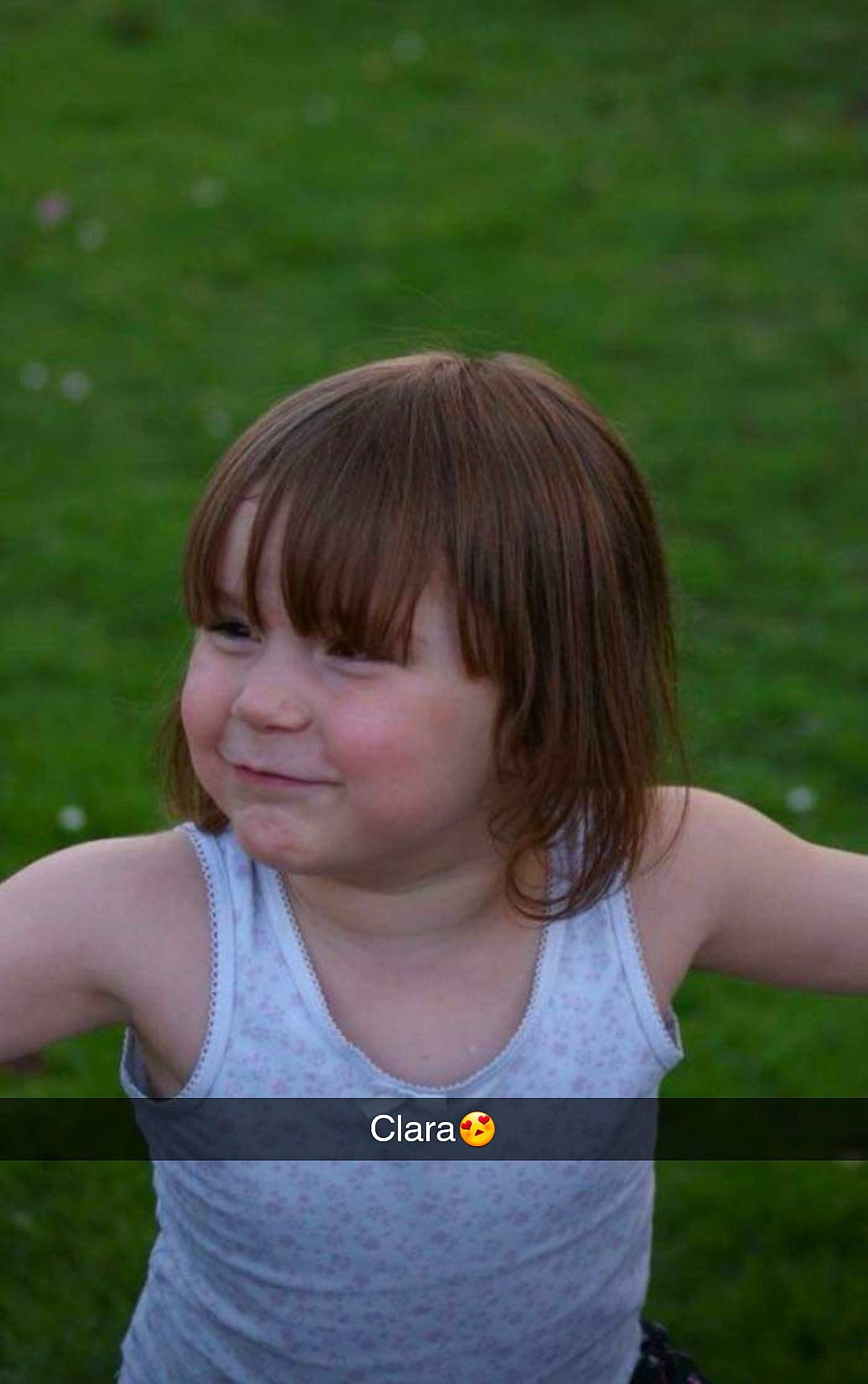 Clara participe au concours pour gagner de l'argent avec cette photo : boy, cheek, child, emotion, eye, face, facial_expression, fun, girl, grass, hair, hairstyle, head, human_hair_color, nose, person, sitting, skin, smile, summer