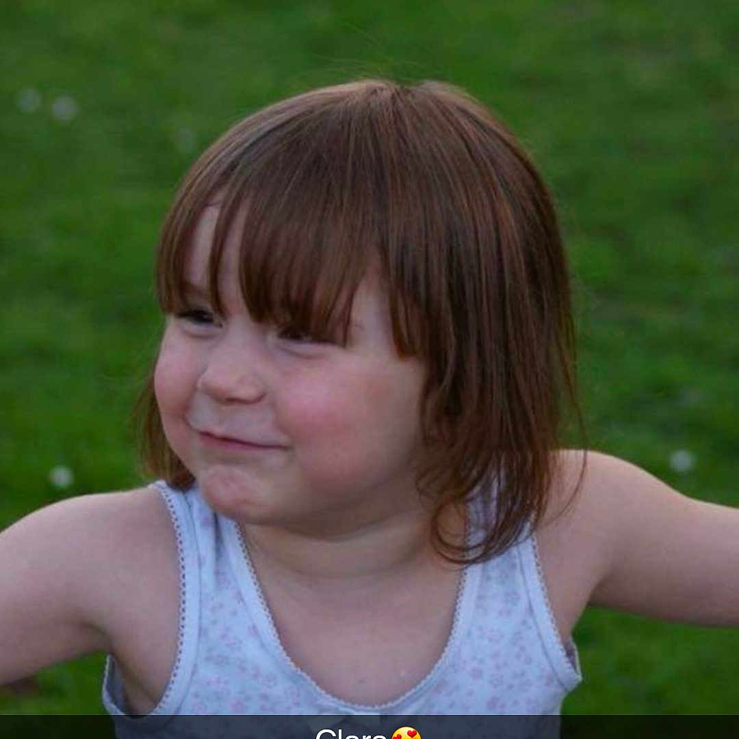 Clara participe au concours pour gagner de l'argent avec cette photo : boy, cheek, child, emotion, eye, face, facial_expression, fun, girl, grass, hair, hairstyle, head, human_hair_color, nose, person, sitting, skin, smile, summer