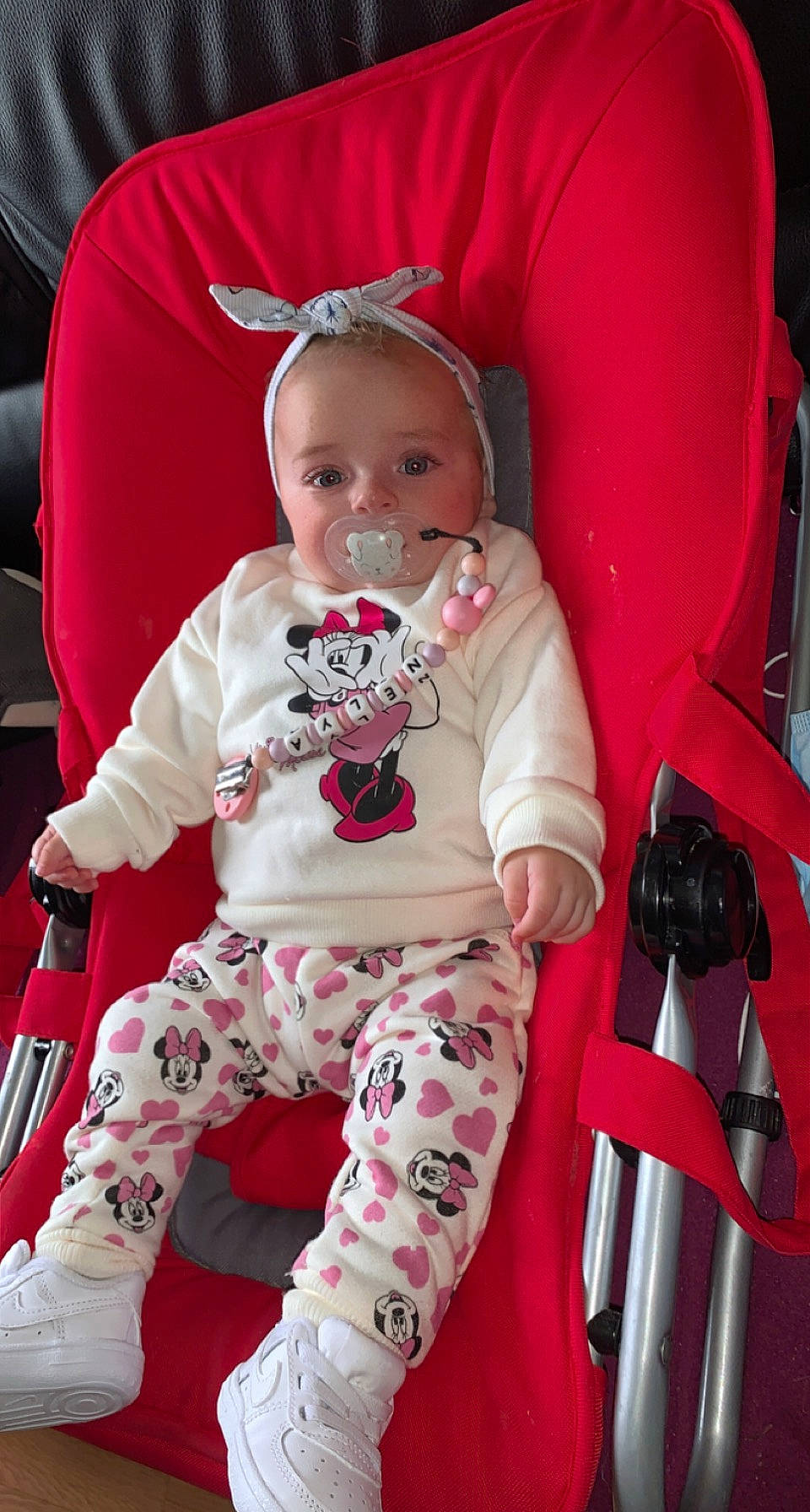Nélya a rejoint le concours — aidez-le/la à gagner de superbes lots ! baby, baby_carriage, baby_products, baby_toddler_clothing, chair, cheek, child, comfort, fun, lap, magenta, organ, person, pink, product, red, sitting, sleeve, smile, toddler