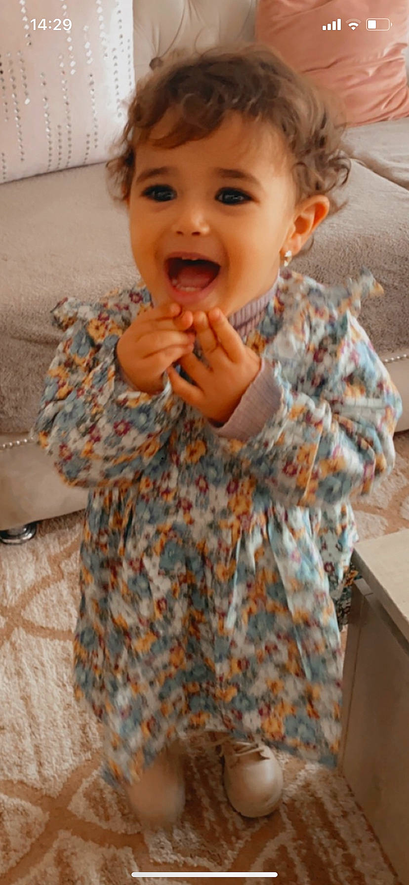 Riham participe au concours pour gagner de l'argent avec cette photo : baby, baby_toddler_clothing, cheek, child, eye, facial_expression, finger, fun, gesture, hairstyle, happy, iris, lip, nose, pattern, person, skin, sleeve, smile, thumb