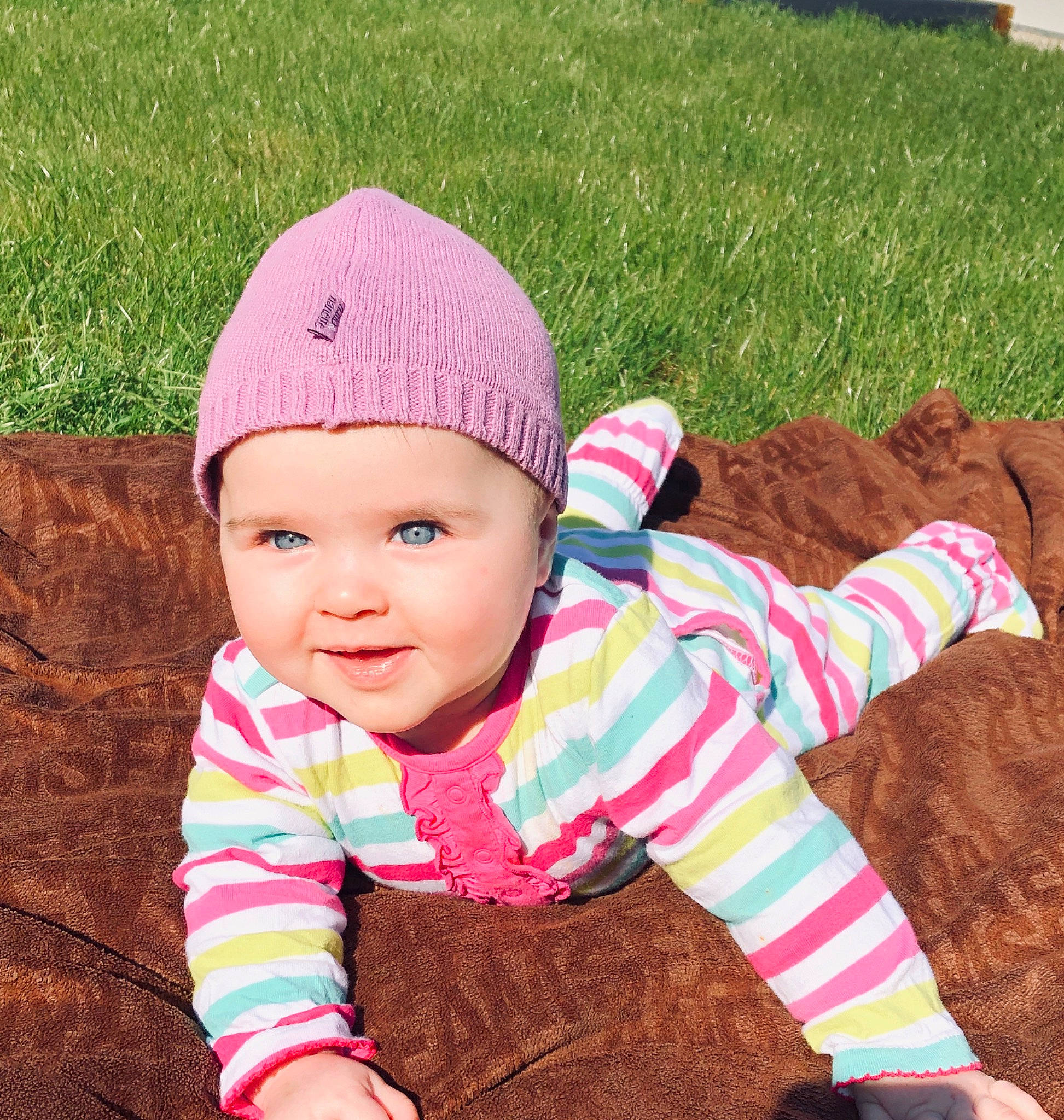 Lana-rose a rejoint le concours — aidez-le/la à gagner de superbes lots ! baby, baby_toddler_clothing, beanie, bonnet, cap, child, clothing, cool, fashion_accessory, grass, headgear, headwear, knit_cap, knitting, outerwear, pattern, person, pink, plant, play