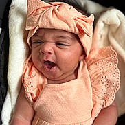 Iréna a rejoint le concours — aidez-le/la à gagner de superbes lots ! baby, infant, peach_clothing, headwrap, yawning, cute, soft_blanket, newborn, child, sleepy, adorable, portrait, closeup, flesh_tone, fabric, wrinkled_skin, hand, sleeveless, texture, indoor