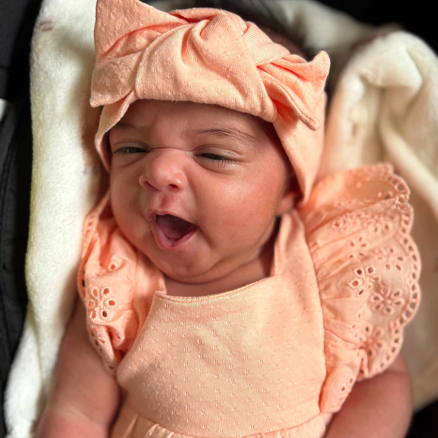 Iréna a rejoint le concours — aidez-le/la à gagner de superbes lots ! adorable, baby, child, closeup, cute, fabric, flesh_tone, hand, headwrap, indoor, infant, newborn, peach_clothing, portrait, sleepy, sleeveless, soft_blanket, texture, wrinkled_skin, yawning