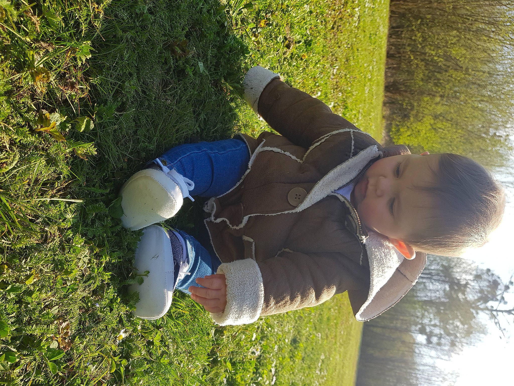 Maloé a rejoint le concours — aidez-le/la à gagner de superbes lots ! child, electric_blue, fun, grass, happy, human_leg, leisure, people_in_nature, person, plant, recreation, sitting, sneakers, soil, thigh, toddler, tree