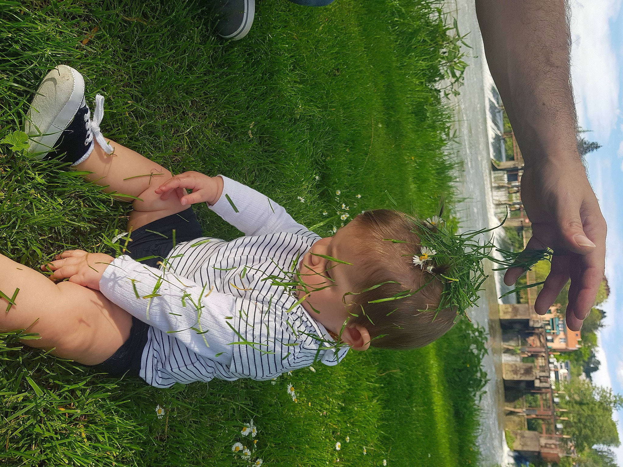 Maloé participe au concours pour gagner de l'argent avec cette photo : fun, grass, green, hand, happy, joint, knee, leaf, leg, leisure, muscle, nature, people_in_nature, person, plant, shoe, shorts, sunlight, thigh, tree