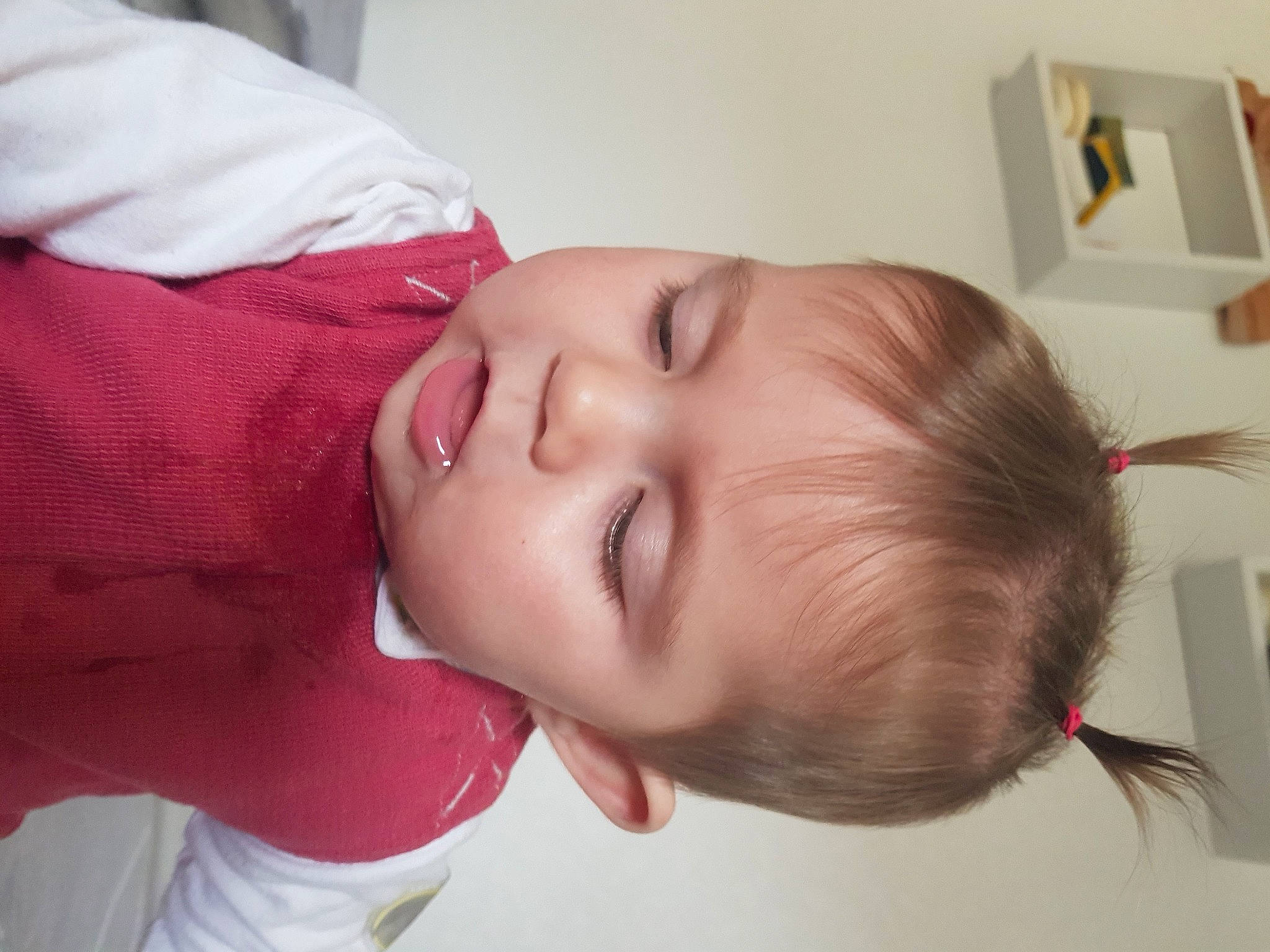 Maloé participe au concours pour gagner de l'argent avec cette photo : baby, baby_products, baby_toddler_clothing, carmine, cheek, child, comfort, ear, eyebrow, eyelash, forehead, happy, lip, mouth, nose, person, picture_frame, skin, sleeve, smile