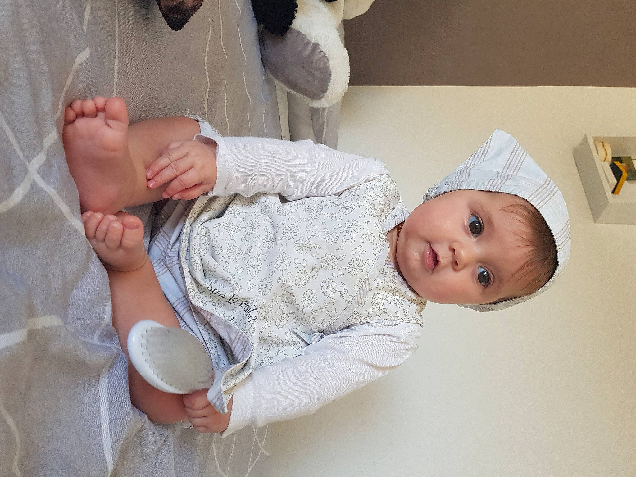 Maloé a rejoint le concours — aidez-le/la à gagner de superbes lots ! abdomen, baby, baby_products, baby_toddler_clothing, child, clothing, comfort, elbow, foot, gesture, hat, human_leg, linens, person, room, skin, sleeve, toddler