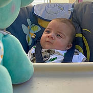 Kurtys a rejoint le concours — aidez-le/la à gagner de superbes lots ! baby, background, blue, child, closeup, clothing, curious, expression, face, high_chair, infant, outdoor, portrait, safety_strap, seat, soft_toy, stuffed_animal, sunlight, toy, wall