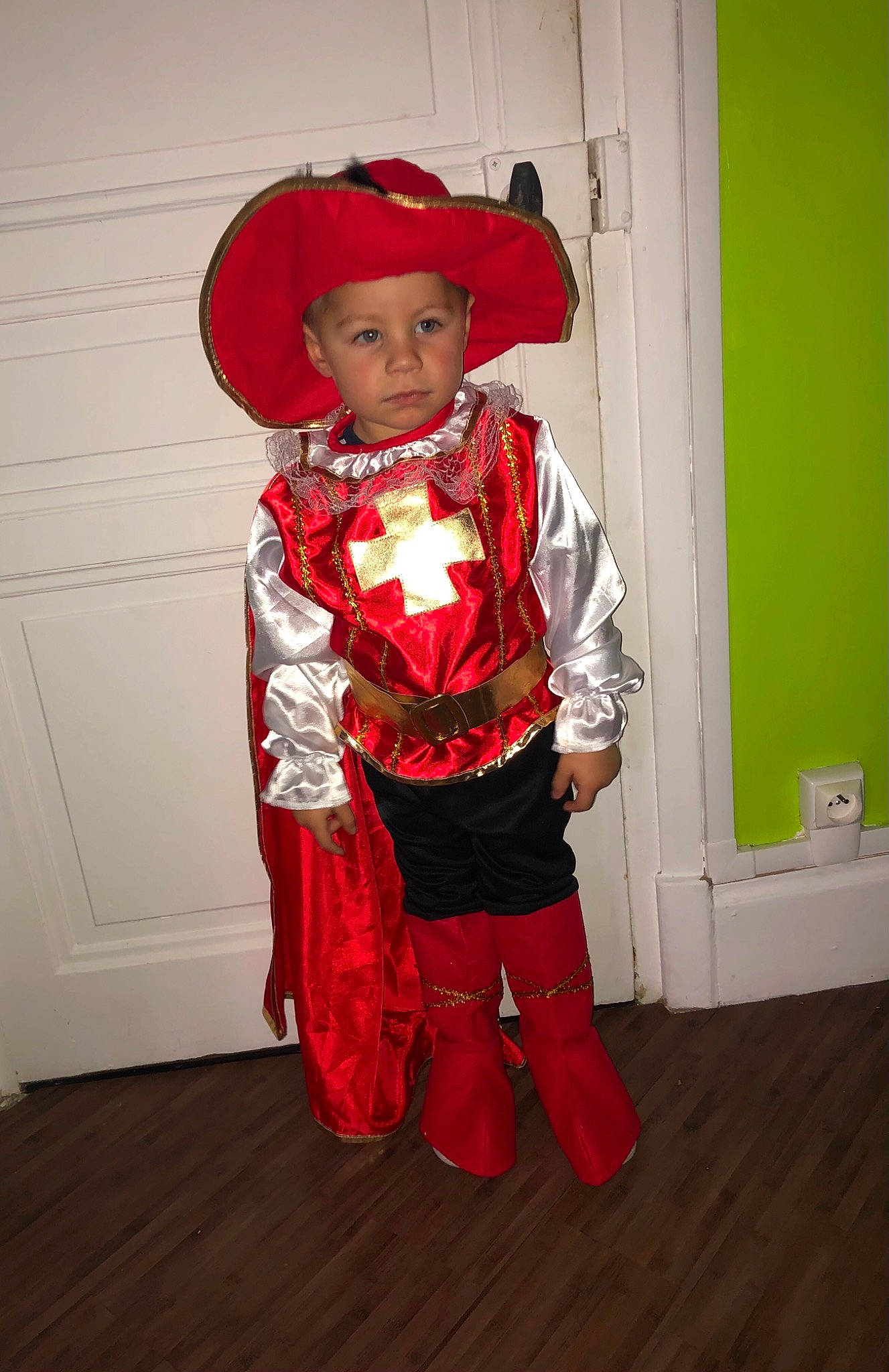 Tïago participe au concours pour gagner de l'argent avec cette photo : child, clothing, costume, costume_accessory, headwear, outerwear, person, toddler