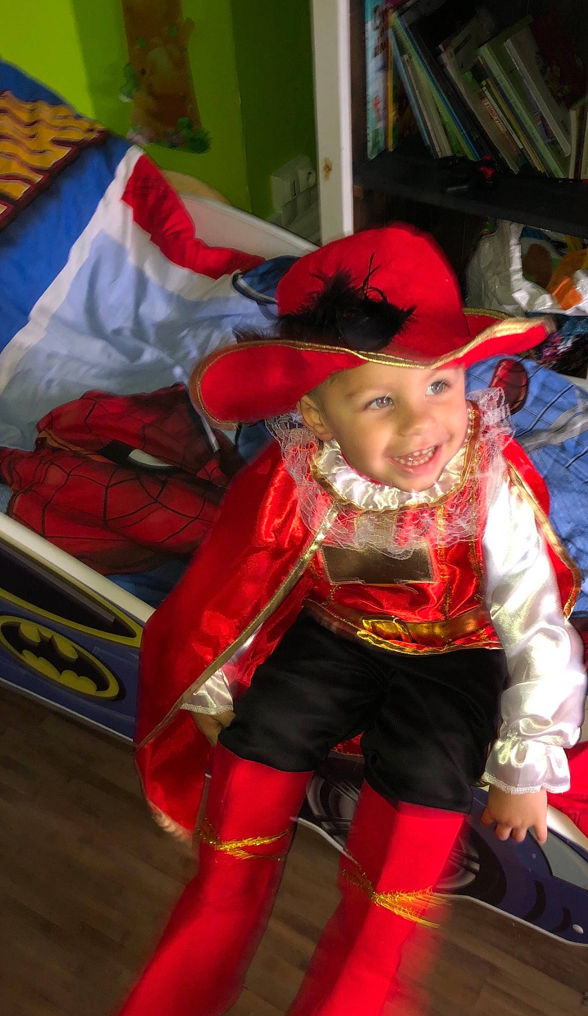 Tïago a rejoint le concours — aidez-le/la à gagner de superbes lots ! costume, headwear, joy, person