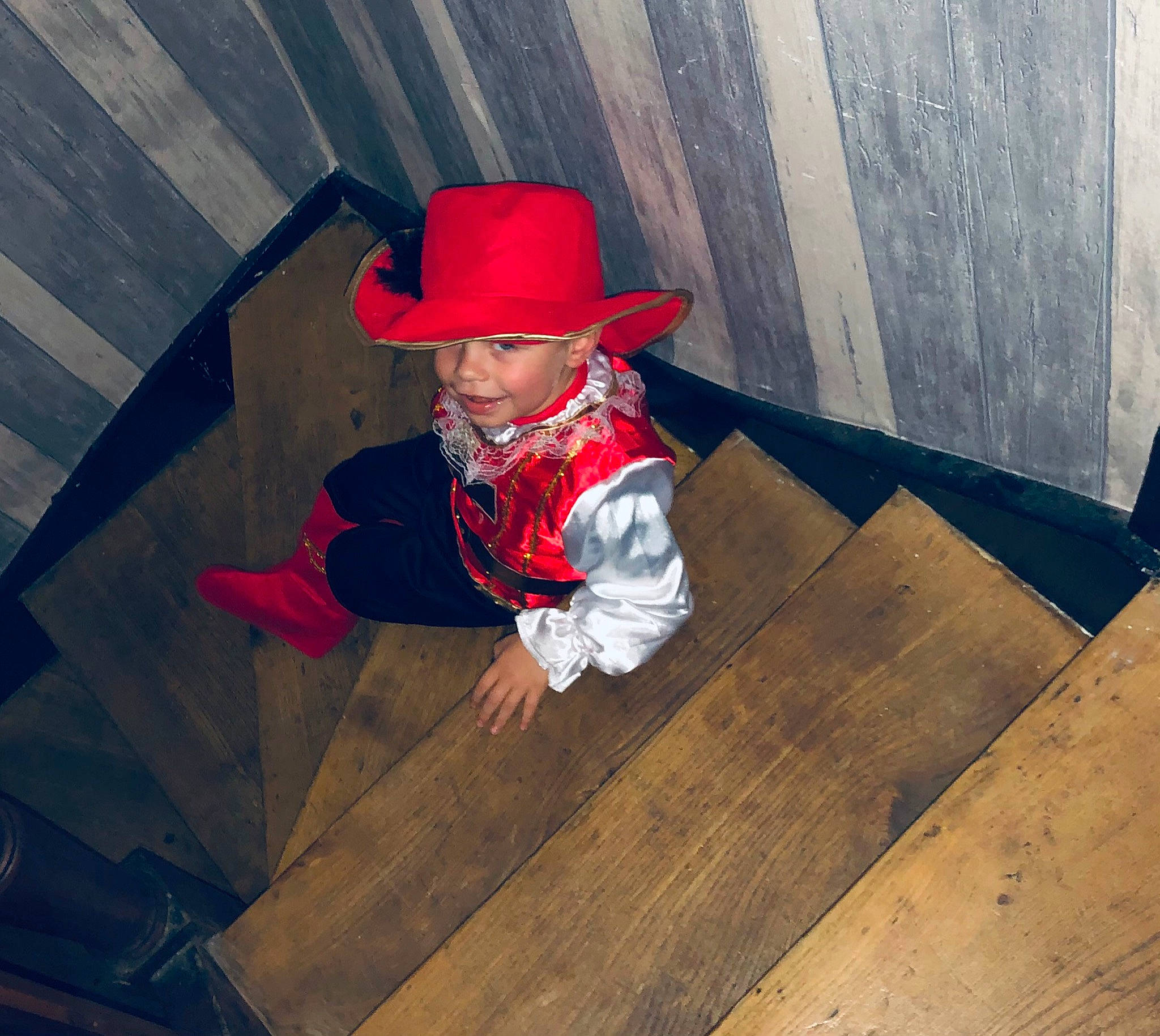 Tïago participe au concours pour gagner de l'argent avec cette photo : fashion_accessory, hat, headgear, headwear, person, toddler, wood