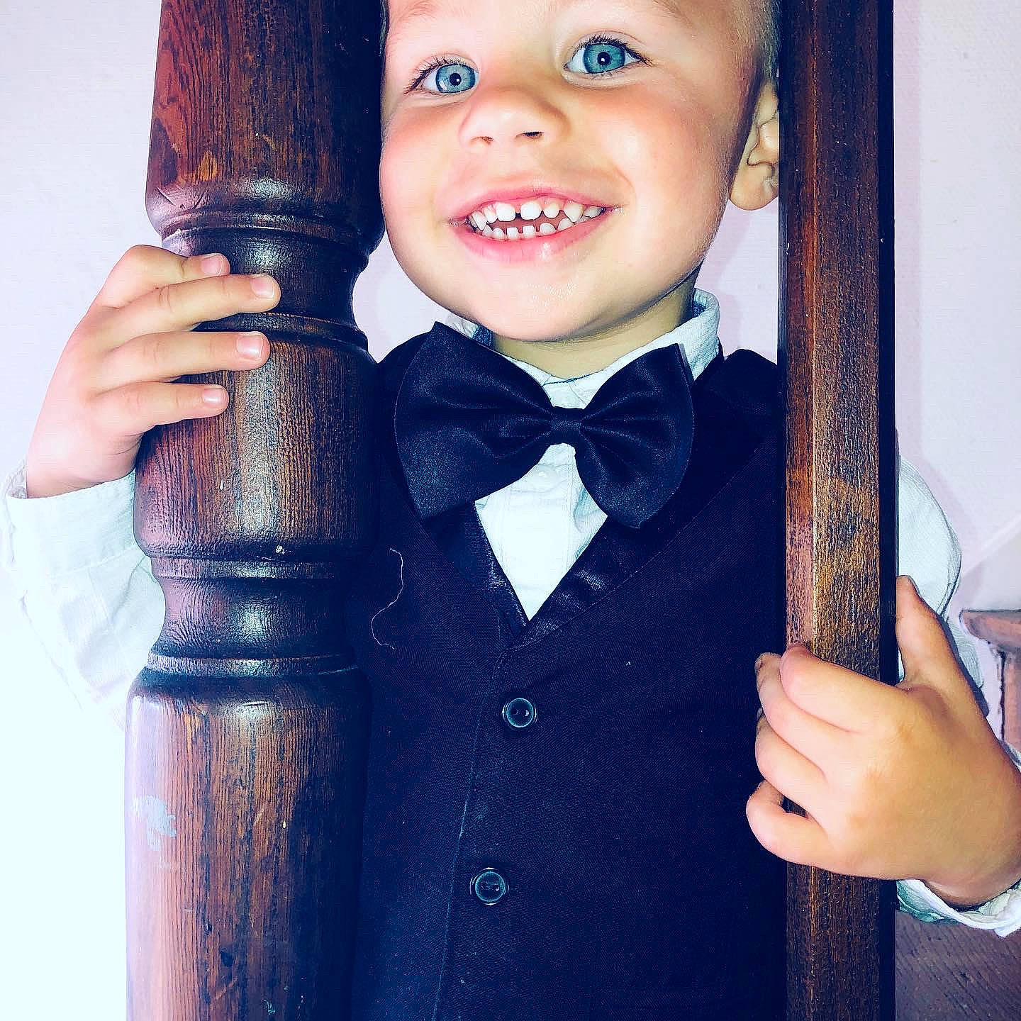 Tïago a rejoint le concours — aidez-le/la à gagner de superbes lots ! bow_tie, child, child_model, cool, fashion_accessory, finger, formal_wear, gesture, hand, headwear, joy, outerwear, person, photography, smile, standing, suit, thumb, tie, tuxedo