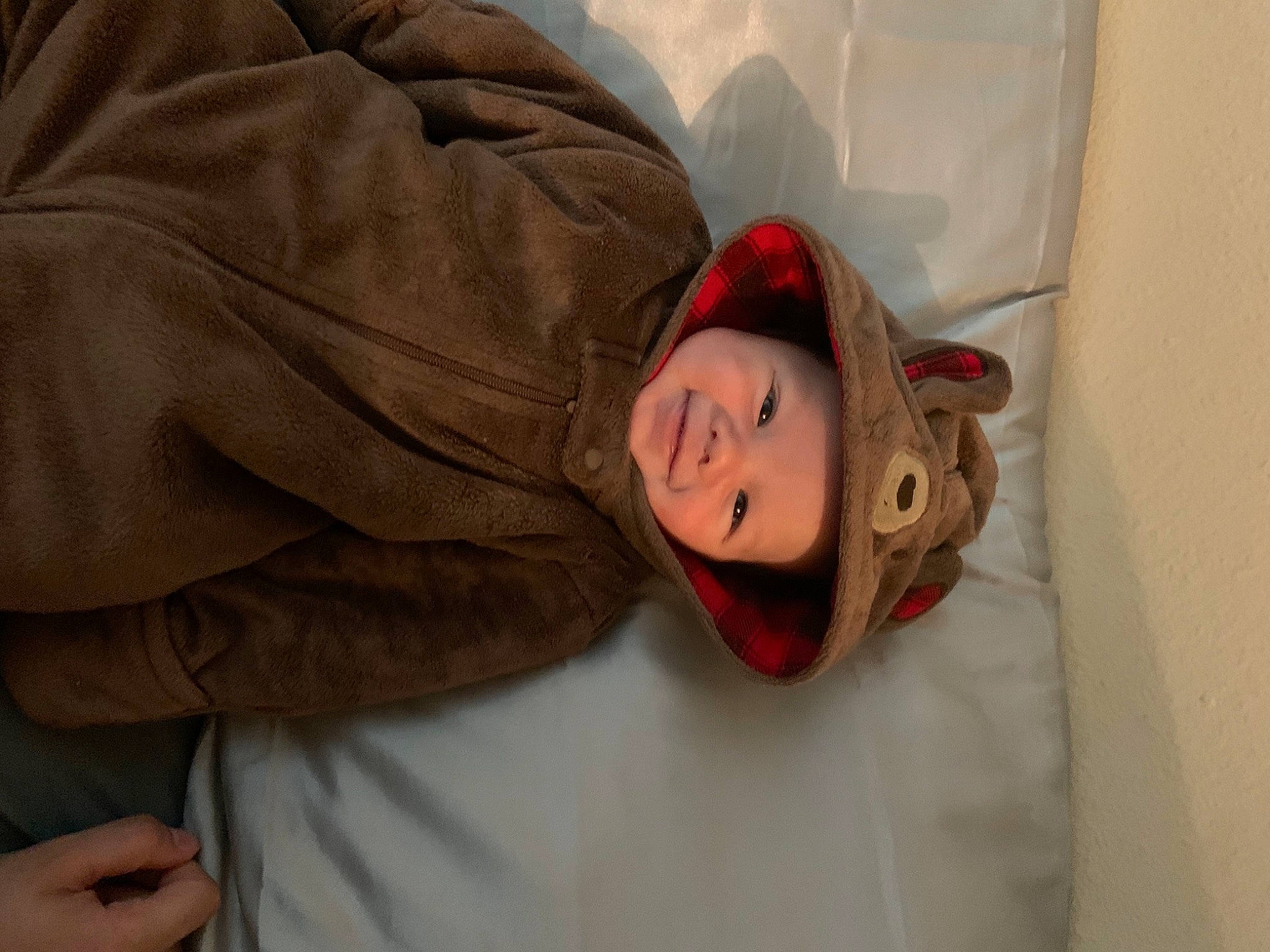 Javier is registered to the contest to win money with this photo: costume_accessory, headwear, hood, jacket, joy, parka, person, thumb, top, windbreaker, winter