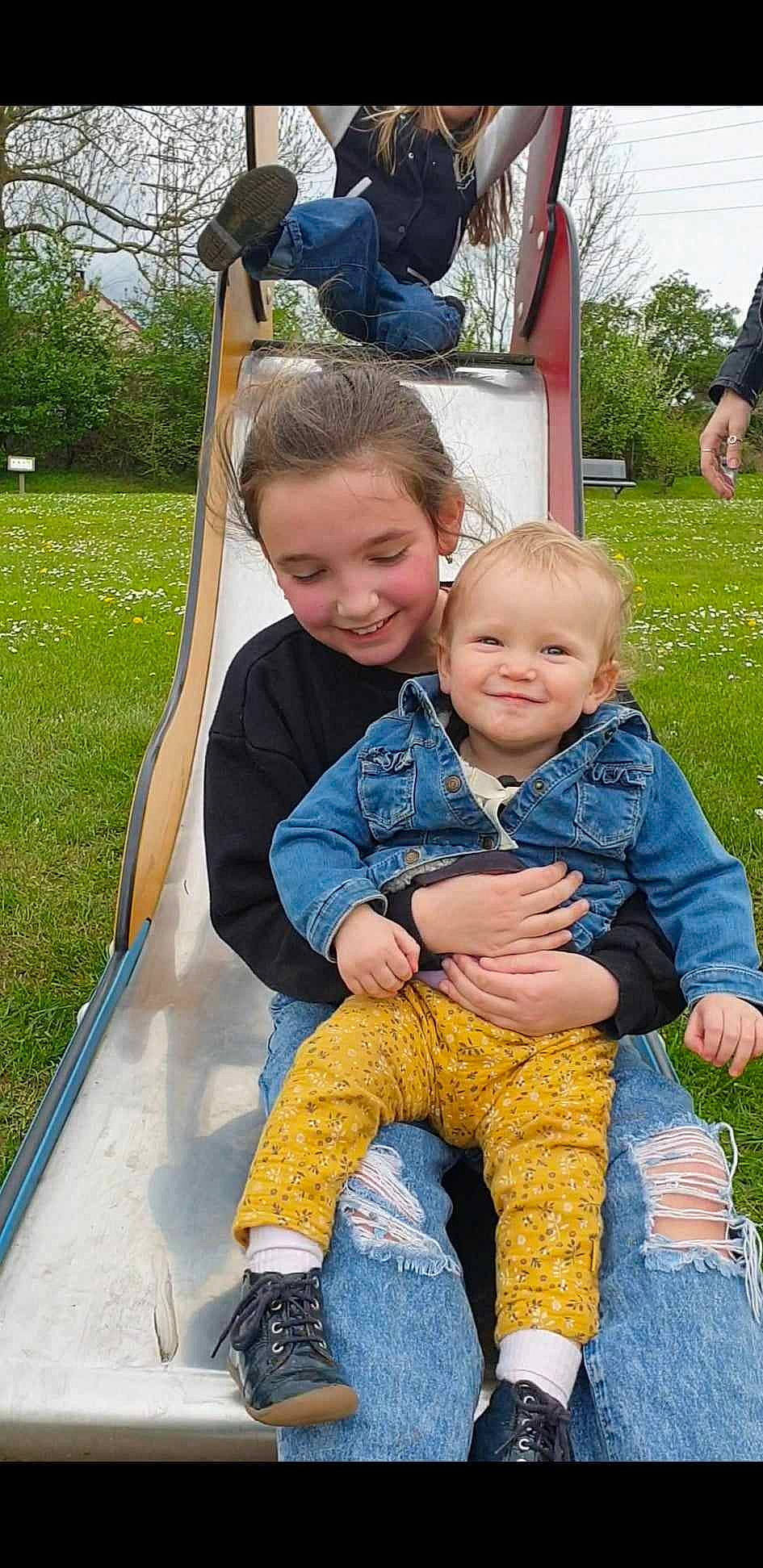 Jeanne a rejoint le concours — aidez-le/la à gagner de superbes lots ! baby_toddler_clothing, blue, child, event, eye, fun, grass, green, happy, joy, lawn, leisure, people_in_nature, person, photograph, plant, recreation, skin, smile, toddler