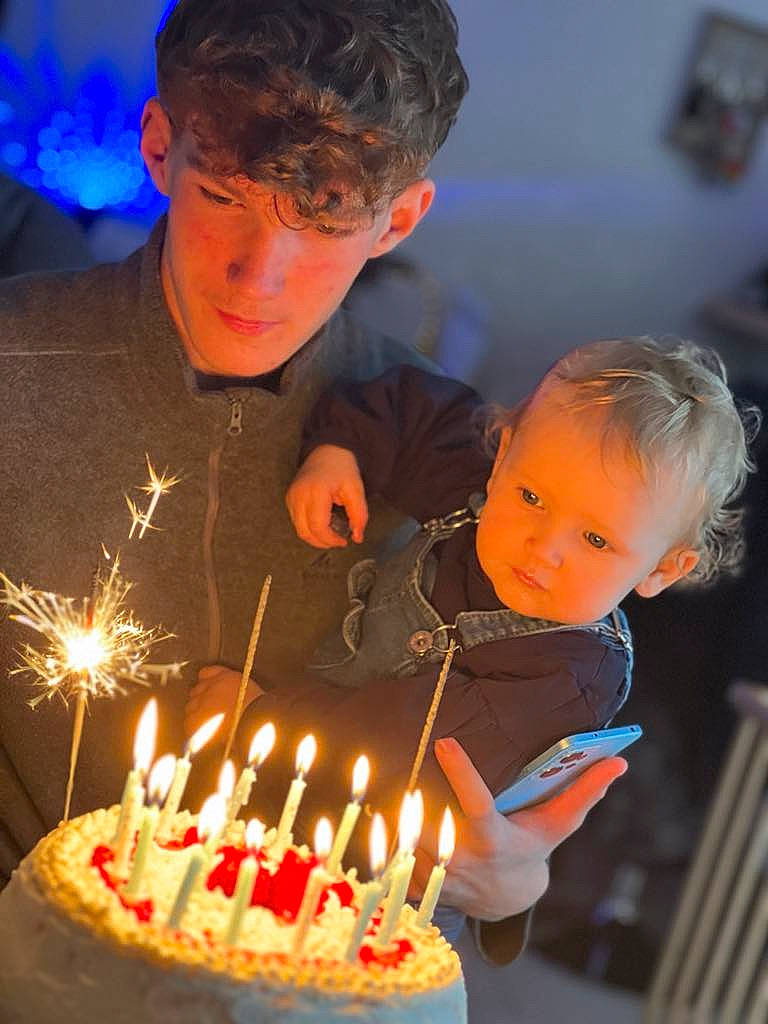 Jeanne participe au concours pour gagner de l'argent avec cette photo : baked_goods, birthday, birthday_cake, birthday_candle, cake, cake_decorating, cake_decorating_supply, candle, dessert, event, face, food, fun, happy, human_body, lighting, organ, person, smile, sugar_cake