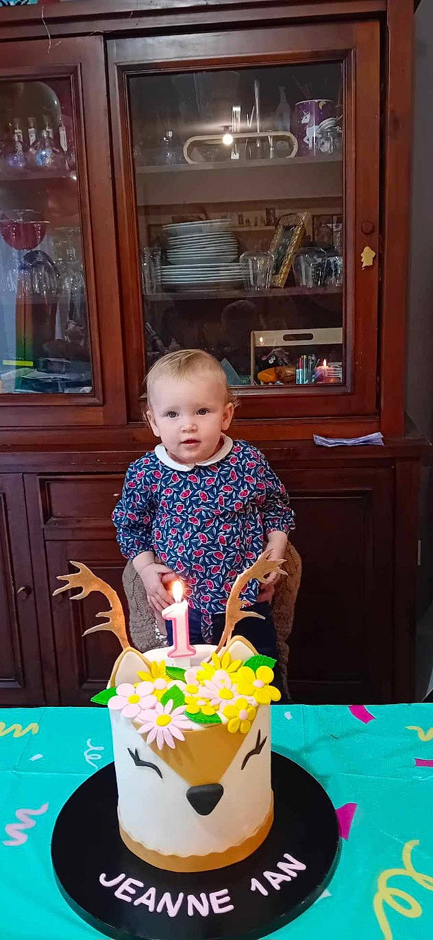 Jeanne participe au concours pour gagner de l'argent avec cette photo : baked_goods, birthday, birthday_cake, birthday_candle, birthday_party, cake, cake_decorating, cake_decorating_supply, candle, chair, food, fun, person, picture_frame, plate, smile, sugar_cake, sugar_paste, table, tableware