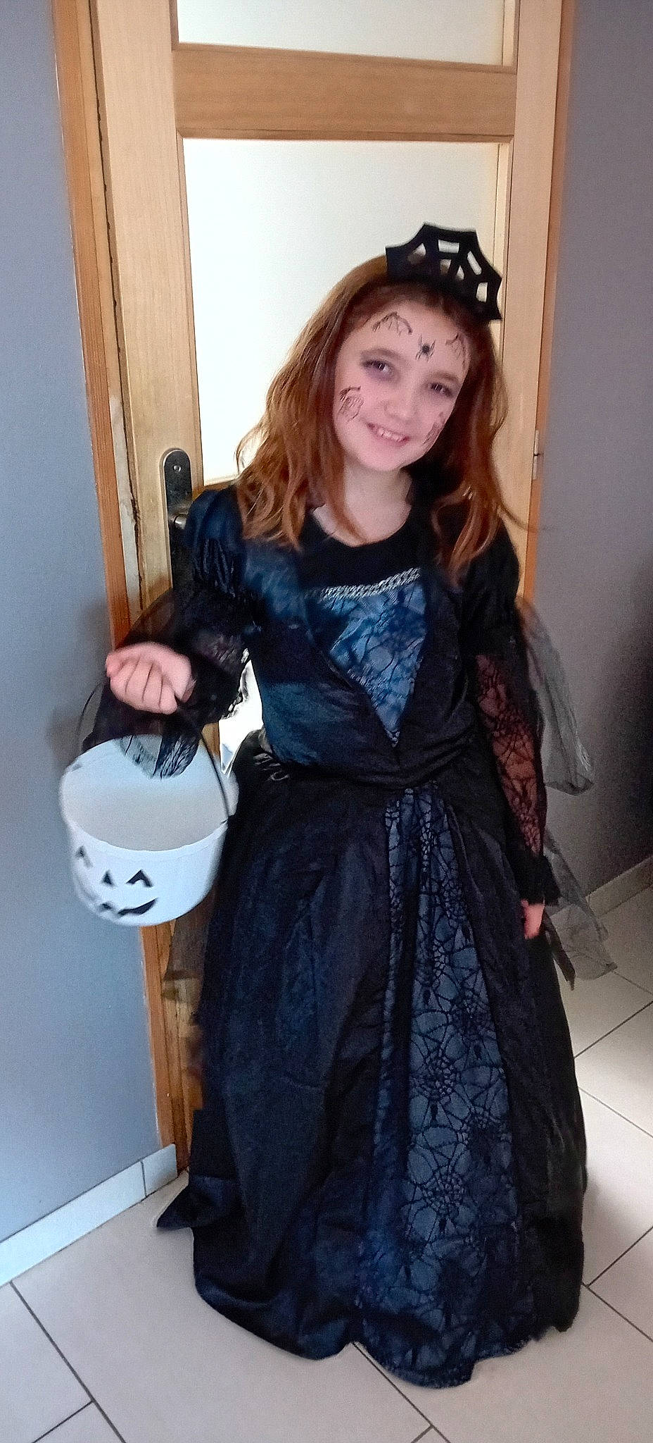 Marielou a rejoint le concours — aidez-le/la à gagner de superbes lots ! costume, dress, electric_blue, embellishment, event, fashion_accessory, fashion_design, formal_wear, fur, headgear, household_supply, joy, makeover, pattern, person, personal_protective_equipment, plumbing_fixture, purple, room, sleeve