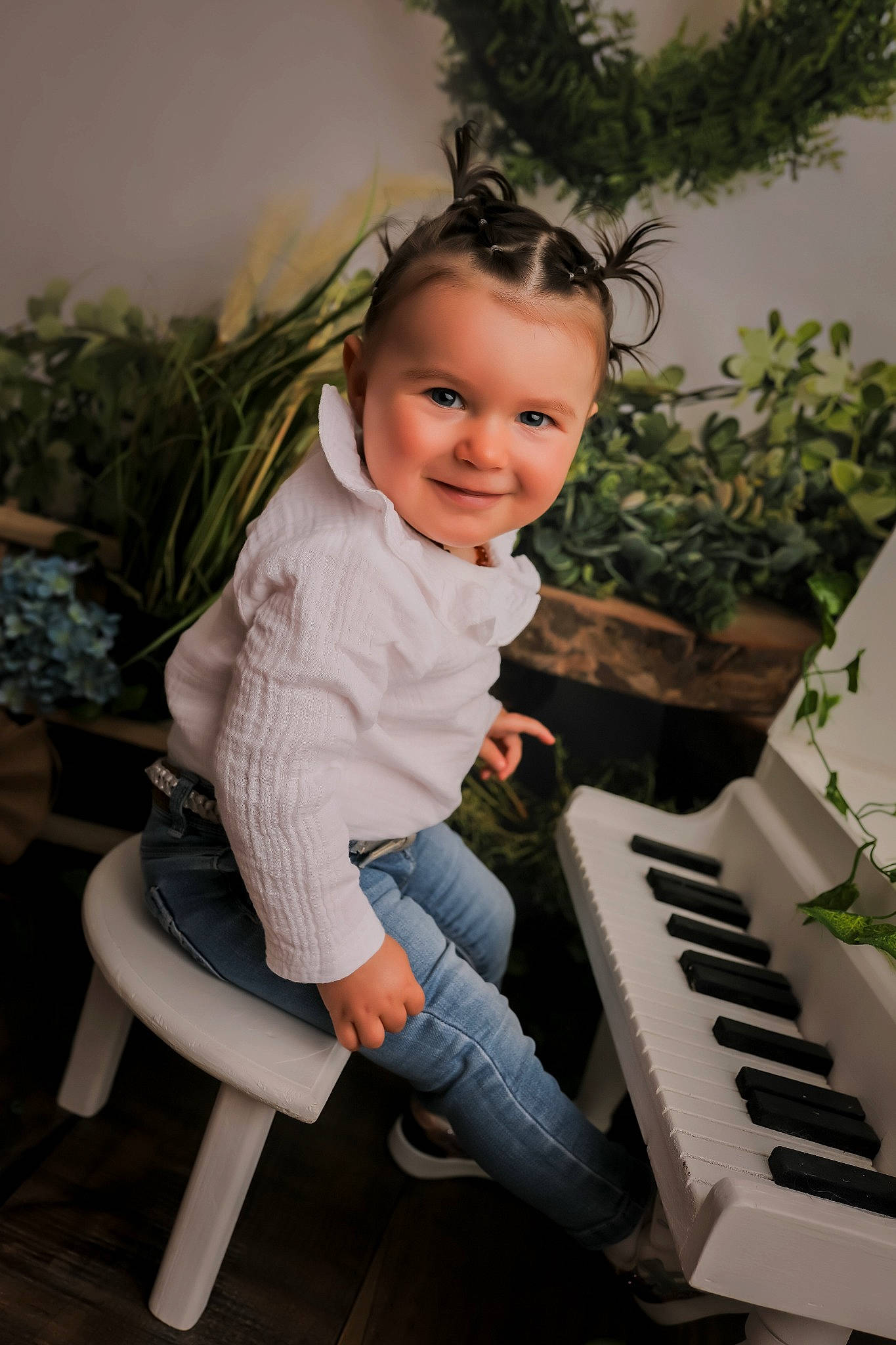 Jade a rejoint le concours — aidez-le/la à gagner de superbes lots ! baby_toddler_clothing, digital_piano, electric_piano, electronic_keyboard, electronic_musical_instrument, flash_photography, hair, happy, human_body, jazz_pianist, joy, keyboard, keyboard_player, musical_instrument, musical_instrument_accessory, musical_keyboard, person, pianist, piano, plant