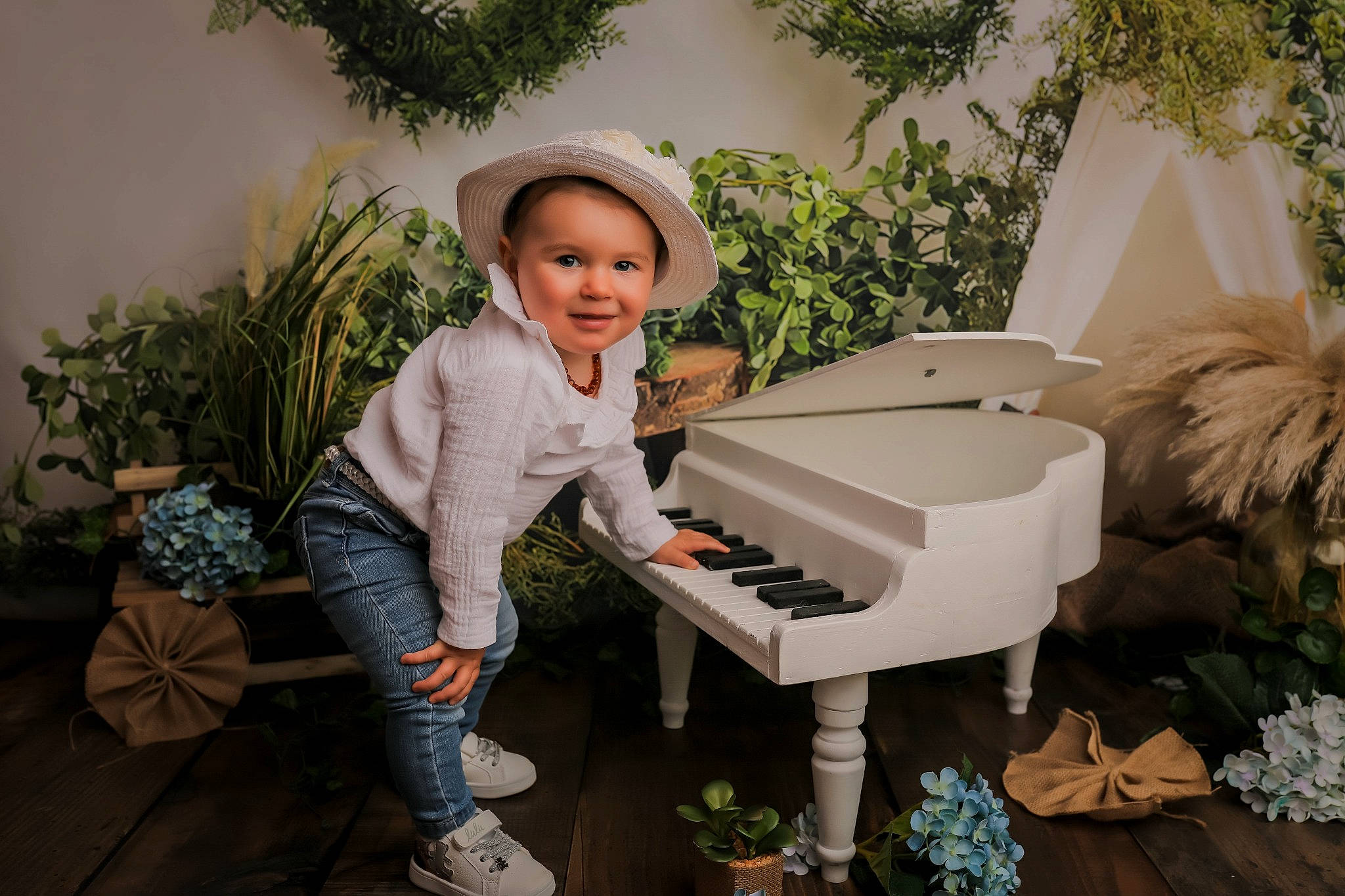 Jade a rejoint le concours — aidez-le/la à gagner de superbes lots ! couch, digital_piano, electronic_instrument, electronic_musical_instrument, grass, hat, joy, keyboard, keyboard_player, leisure, living_room, music, musical_instrument, musical_keyboard, musician, organist, person, pianist, piano, plant