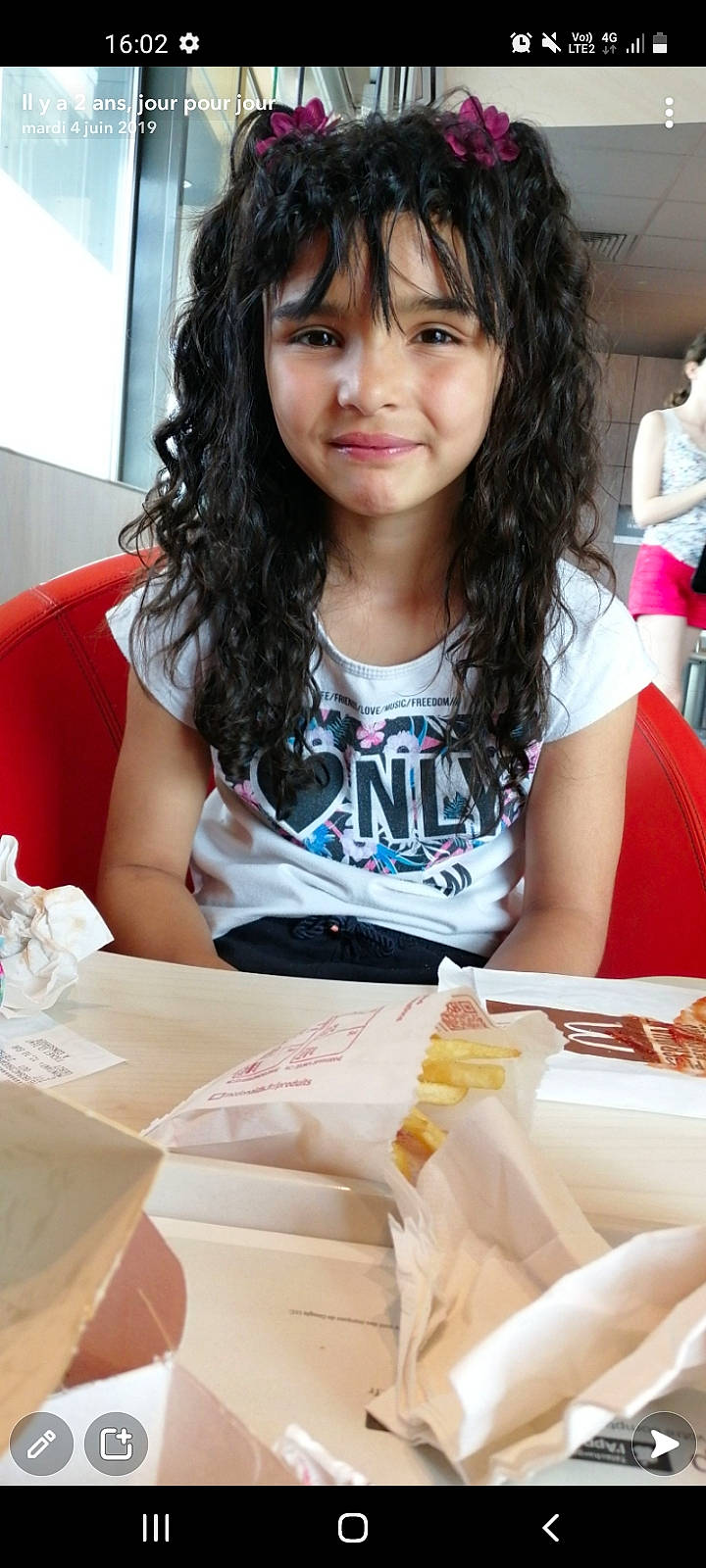 Aallyah a rejoint le concours — aidez-le/la à gagner de superbes lots ! automotive_design, bangs, beauty, black, black_hair, chair, dress, event, eyelash, fashion, fashion_design, hairstyle, joy, long_hair, necklace, people, person, smile, summer, t_shirt