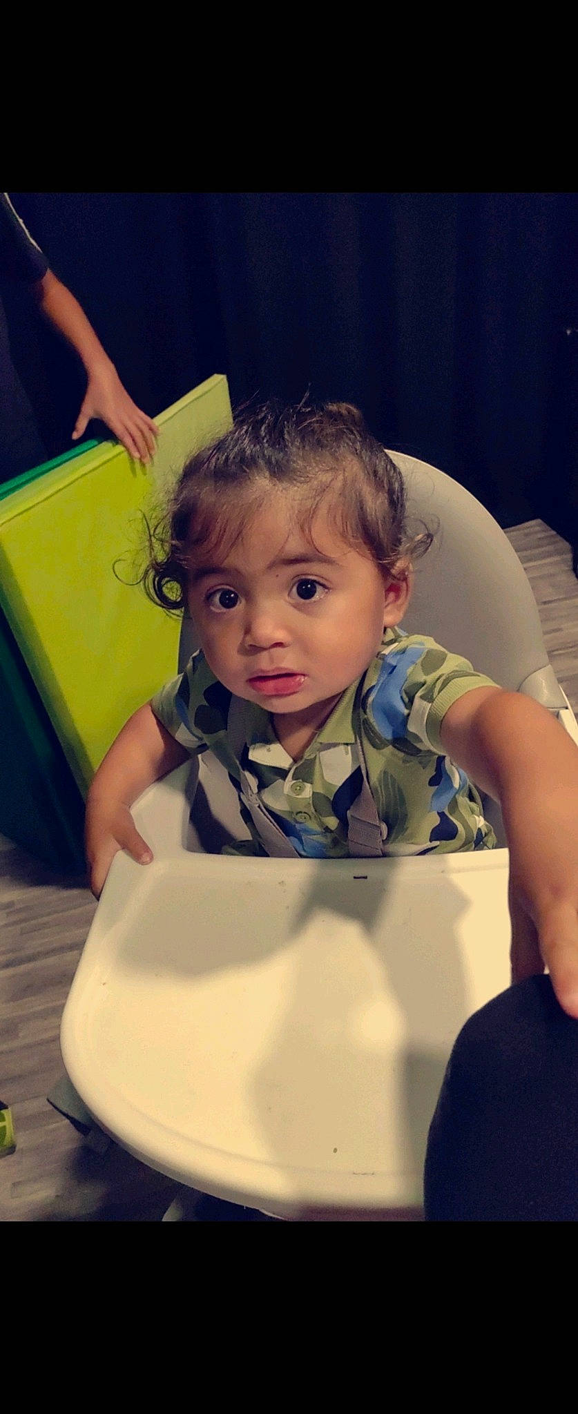 Ayden participe au concours pour gagner de l'argent avec cette photo : baby_toddler_clothing, beauty, chair, cheek, child, comfort, facial_expression, finger, fun, hairstyle, hand, happy, human, iris, person, play, room, sitting, standing, table