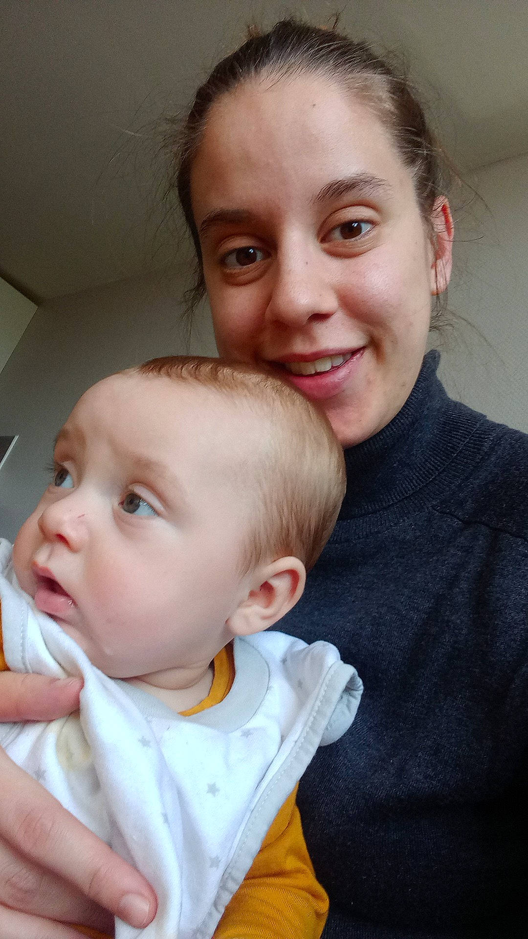 Elza participe au concours pour gagner de l'argent avec cette photo : baby, cheek, chin, ear, eye, eyebrow, face, facial_expression, gesture, hair, happy, head, iris, joy, lip, mouth, nose, person, skin, sleeve