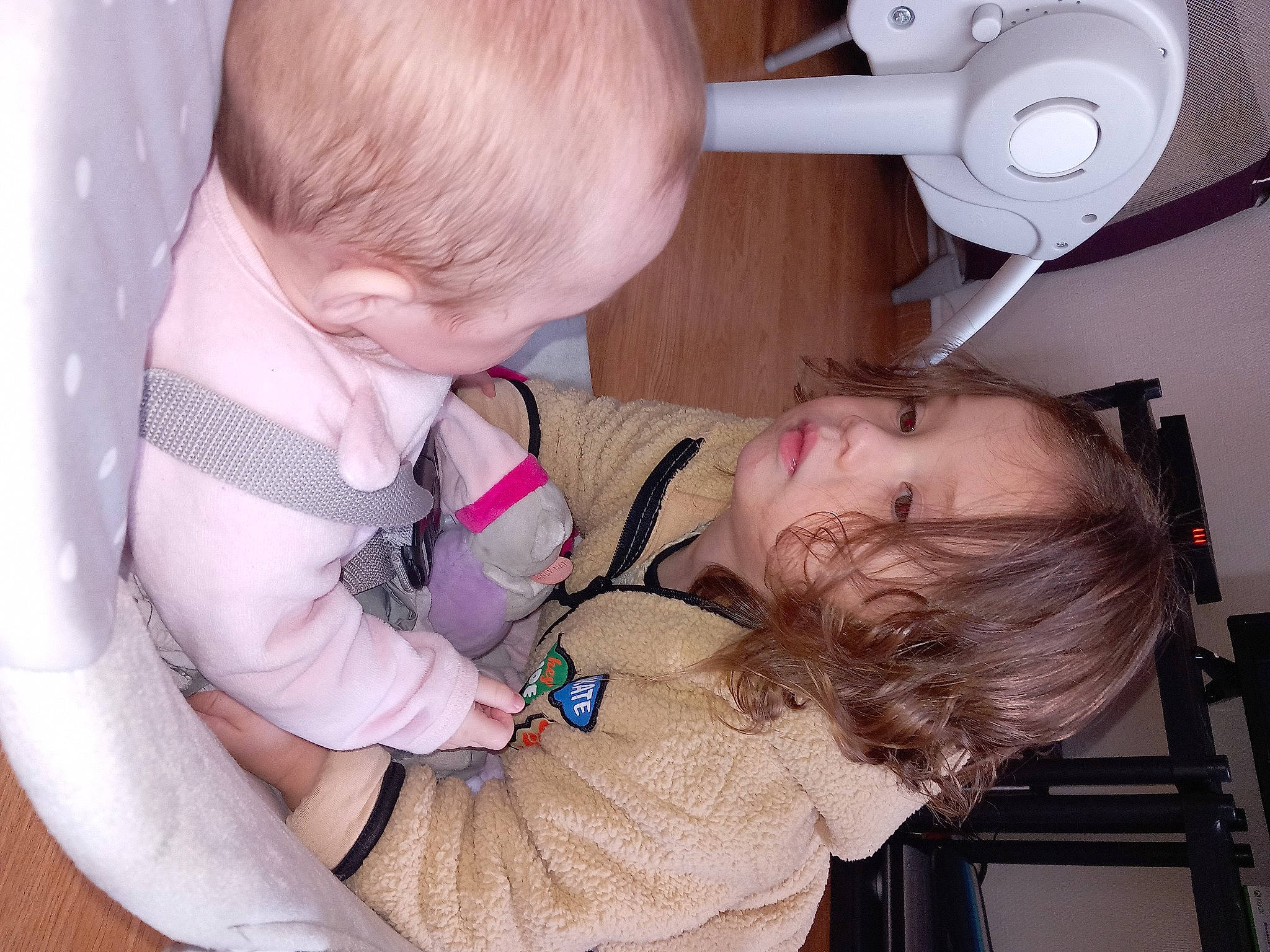 Elza participe au concours pour gagner de l'argent avec cette photo : baby, baby_products, baby_safety, baby_toddler_clothing, cheek, child, comfort, ear, elbow, fun, home_security, iris, machine, organ, person, play, sitting, skin, toddler, wood