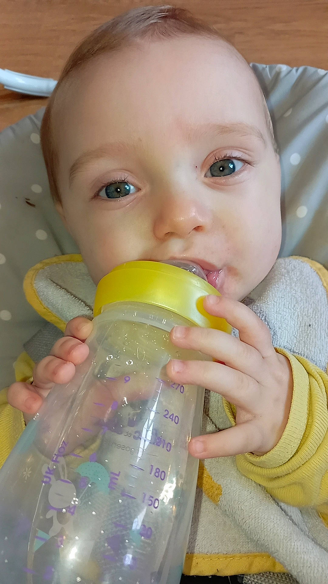 Elza participe au concours pour gagner de l'argent avec cette photo : baby, baby_bottle, baby_grabbing_for_something, bottle, drink, drinking, drinkware, fluid, hand, iris, liquid, nose, organ, person, plastic_bottle, product, skin, tableware, toddler, water