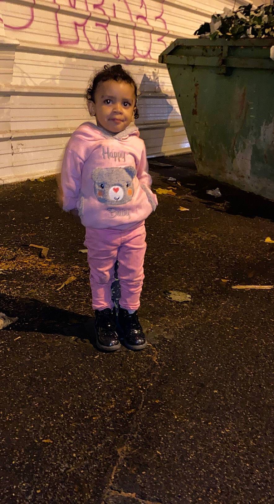 Boubou participe au concours pour gagner de l'argent avec cette photo : asphalt, boot, child, denim, eye, fun, grass, happy, head, person, road, road_surface, shadow, smile, soil, tints_and_shades, toddler, tree, walking, wood