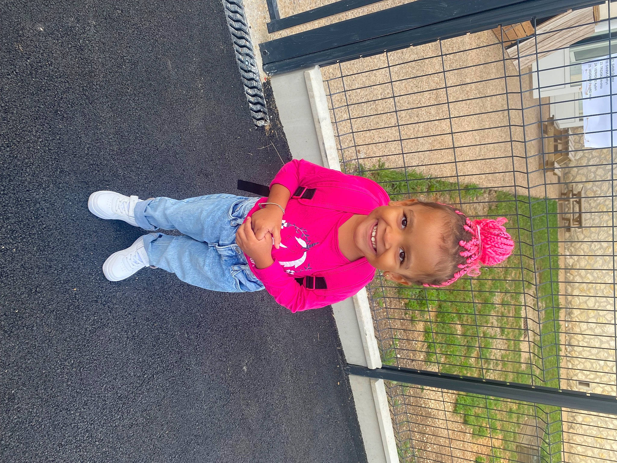 Boubou a rejoint le concours — aidez-le/la à gagner de superbes lots ! baby, baby_toddler_clothing, child, concrete, fence, fun, grass, hat, joy, leisure, magenta, mesh, person, plant, public_space, recreation, toddler, tree, wood