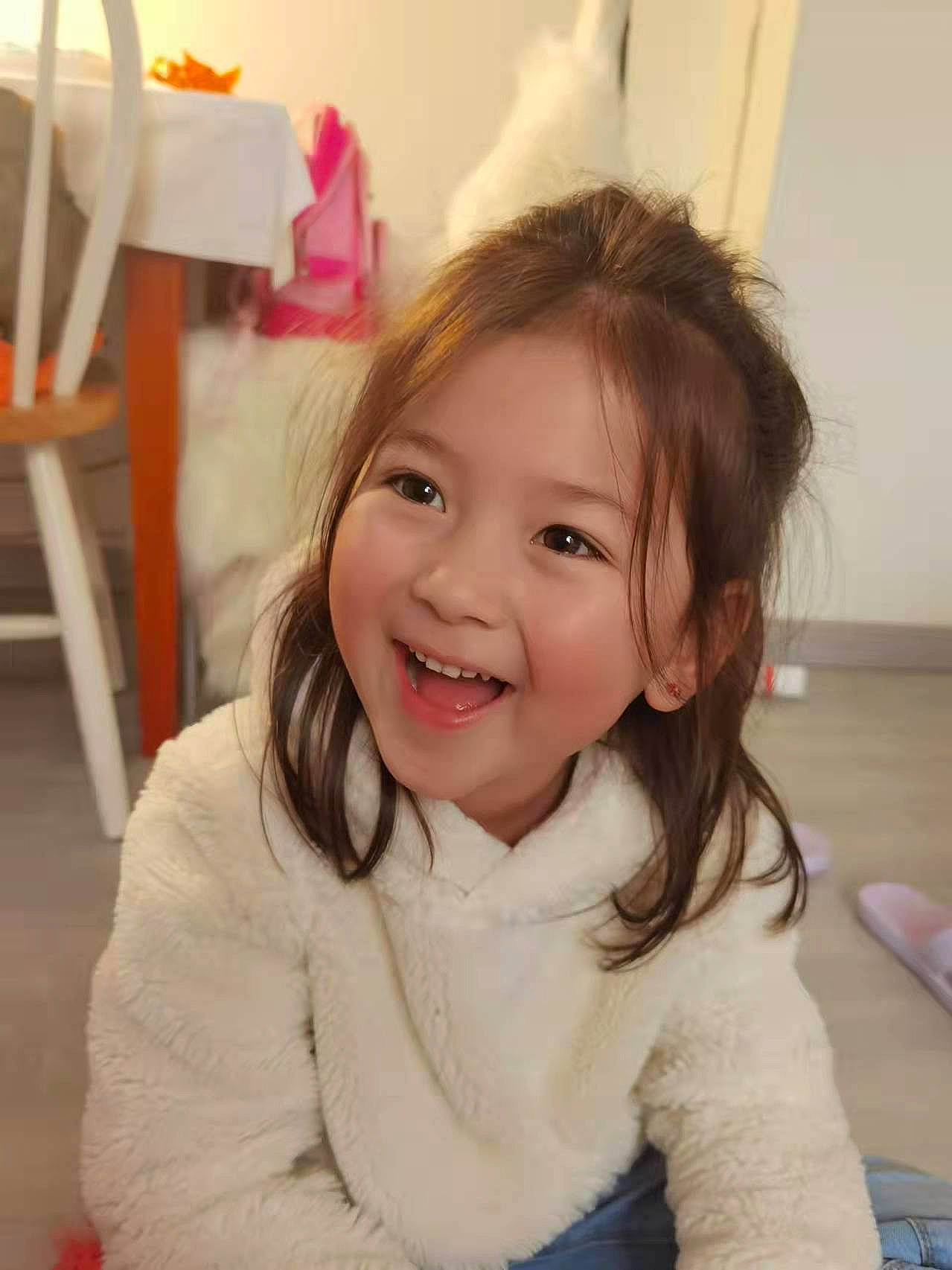 Lexy a rejoint le concours — aidez-le/la à gagner de superbes lots ! arm, chair, cheek, ear, eyelash, gesture, hair, happy, headgear, iris, jaw, joy, lip, mouth, neck, nose, person, shoulder, skin, sleeve