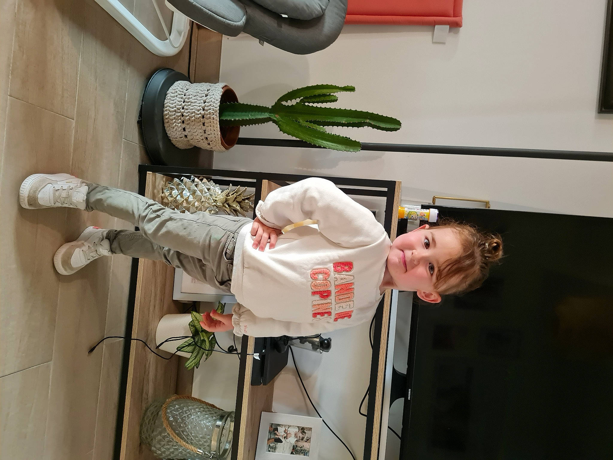 Charlie a rejoint le concours — aidez-le/la à gagner de superbes lots ! audio_equipment, chair, electrical_supply, electrical_wiring, flooring, flowerpot, hardwood, home_appliance, houseplant, job, machine, outdoor_shoe, person, plant, room, shelf, shelving, shoe, tree, walking_shoe