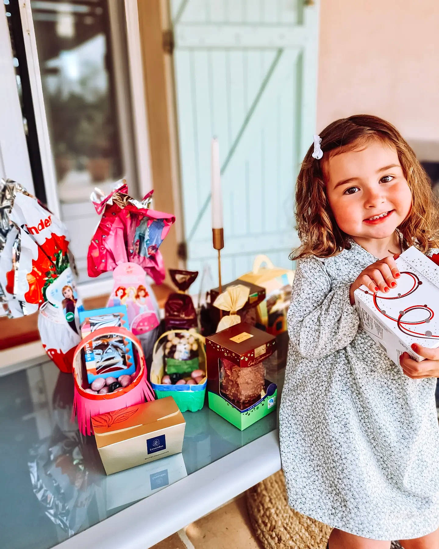Charlie a rejoint le concours — aidez-le/la à gagner de superbes lots ! bag, brown_hair, child, design, doll, event, fashion_accessory, fashion_design, fun, happy, joy, leisure, orange, party_supply, pattern, peach, person, play, shoe, smile