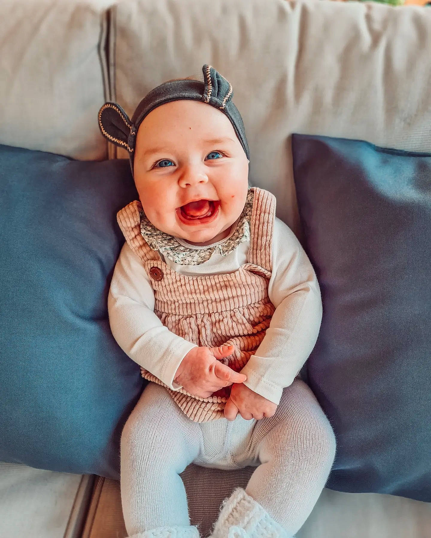 Emma a rejoint le concours — aidez-le/la à gagner de superbes lots ! arm, baby, baby_toddler_clothing, comfort, eye, face, happy, head, headgear, headwear, iris, jewellery, linens, neck, person, product, skin, sleeve, smile, textile