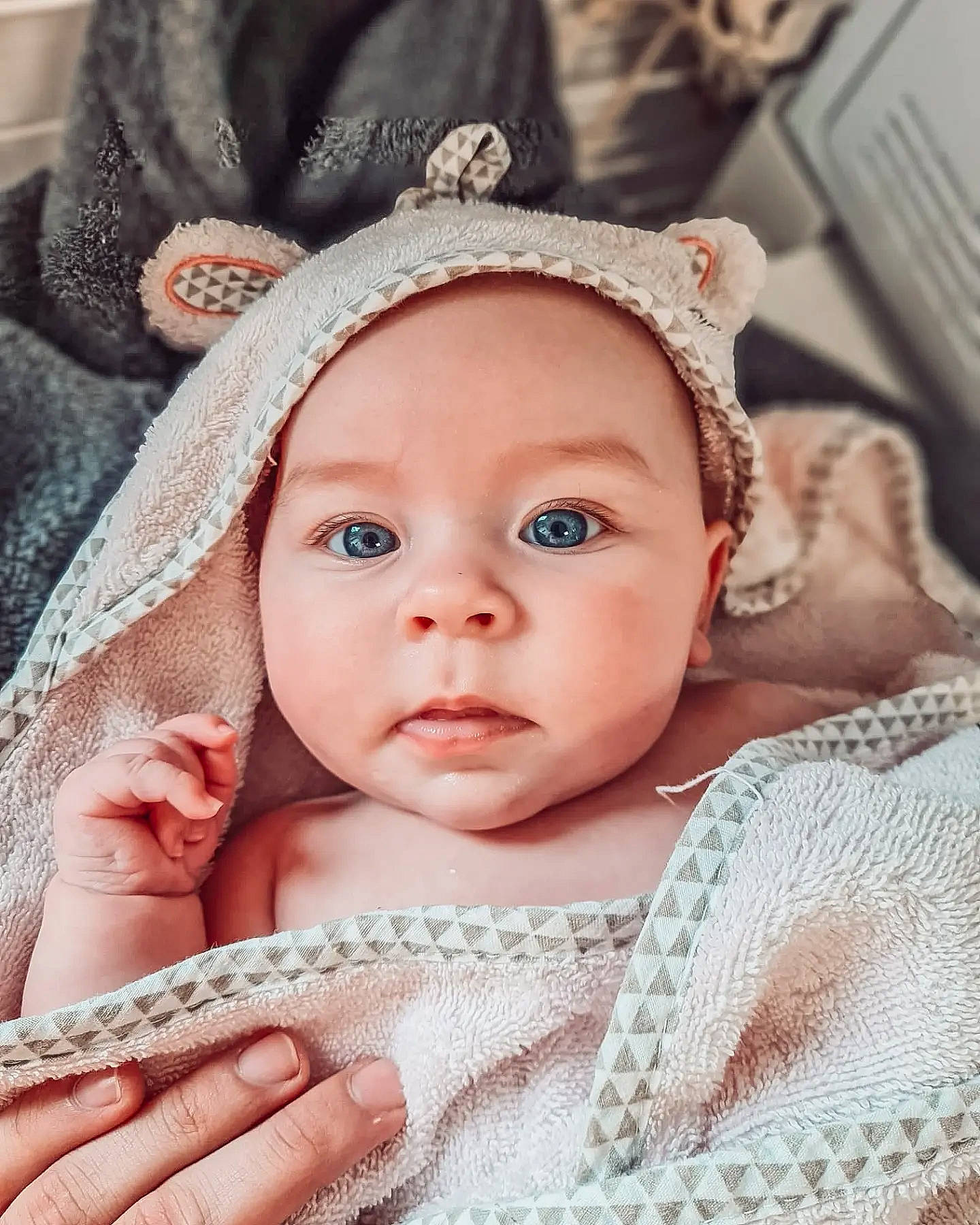 Emma a rejoint le concours — aidez-le/la à gagner de superbes lots ! baby, baby_toddler_clothing, cap, cheek, child, chin, eye, eyebrow, eyelash, happy, headband, headgear, headpiece, headwear, iris, jewellery, lip, person, pink, skin