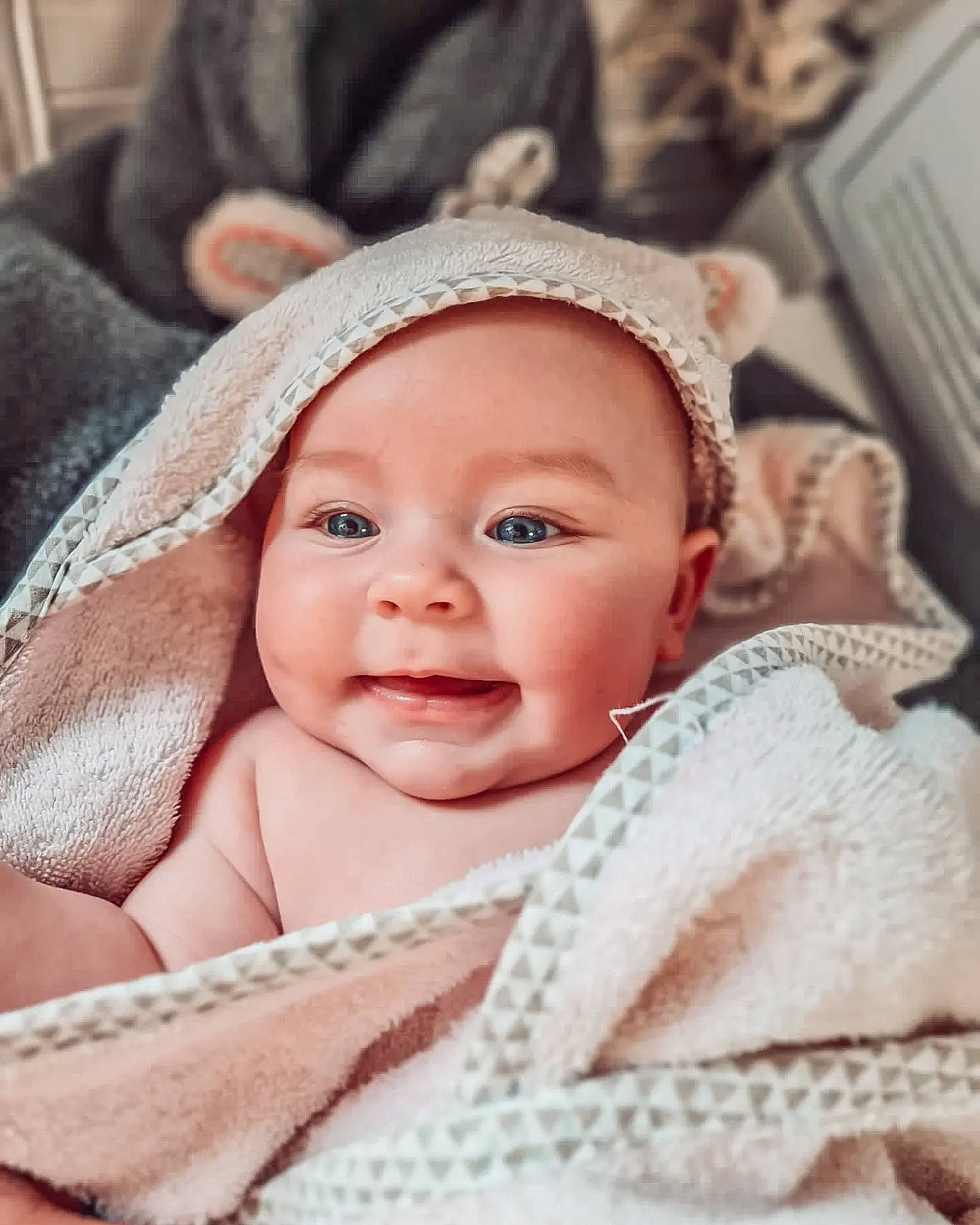 Emma participe au concours pour gagner de l'argent avec cette photo : baby, baby_toddler_clothing, beauty, cap, cheek, chin, comfort, eye, eyebrow, happy, headgear, headwear, iris, lip, nose, outerwear, person, pink, skin, smile