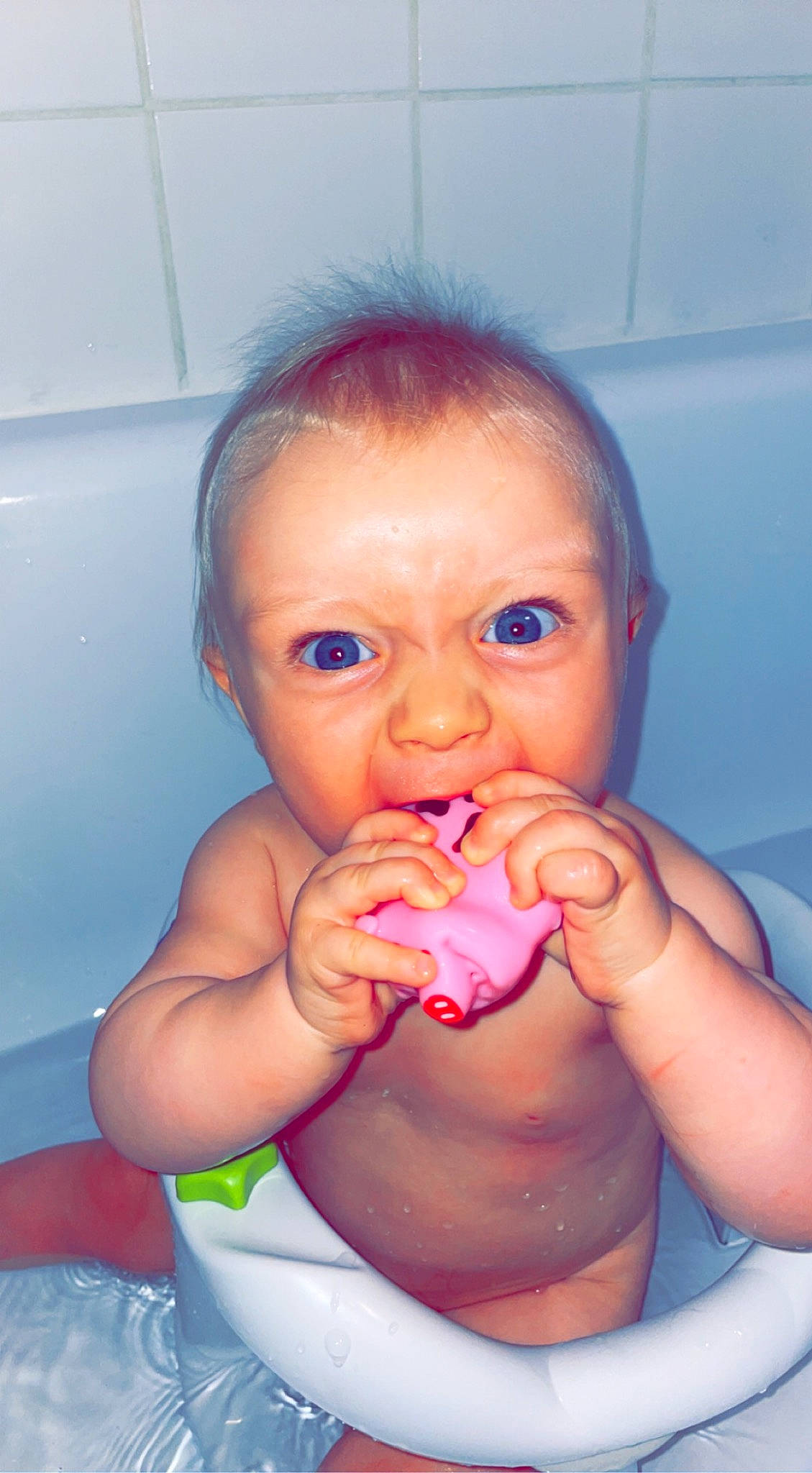 Mylann participe au concours pour gagner de l'argent avec cette photo : arm, bathing, cheek, ear, eyelash, finger, food_craving, gesture, hairstyle, hand, head, human_body, iris, lip, mouth, nail, neck, nose, person, skin