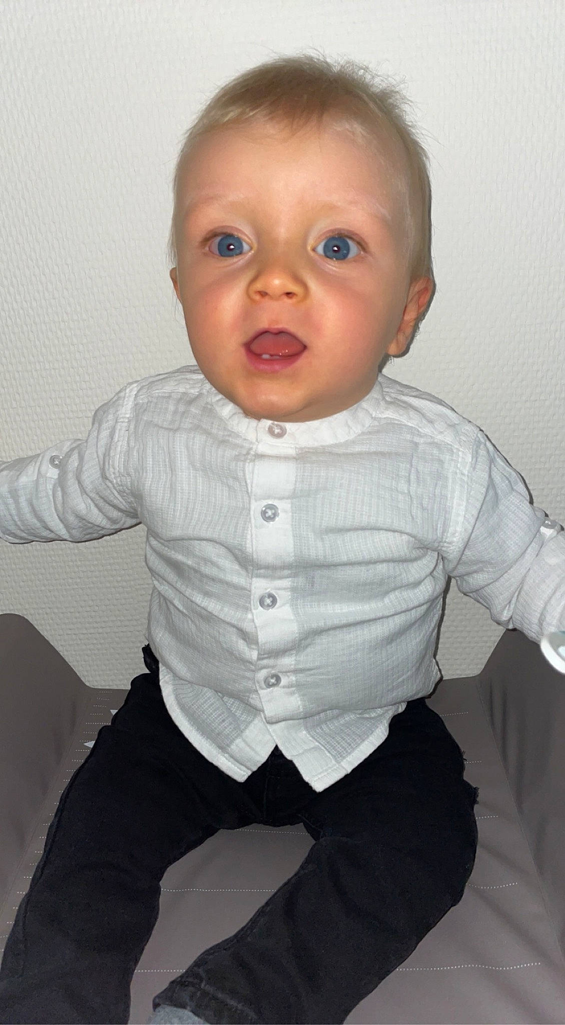 Mylann a rejoint le concours — aidez-le/la à gagner de superbes lots ! baby_toddler_clothing, cheek, collar, dress_shirt, eye, eyebrow, eyelash, finger, flash_photography, gesture, grey, human_body, iris, jaw, lip, mouth, neck, nose, person, sleeve
